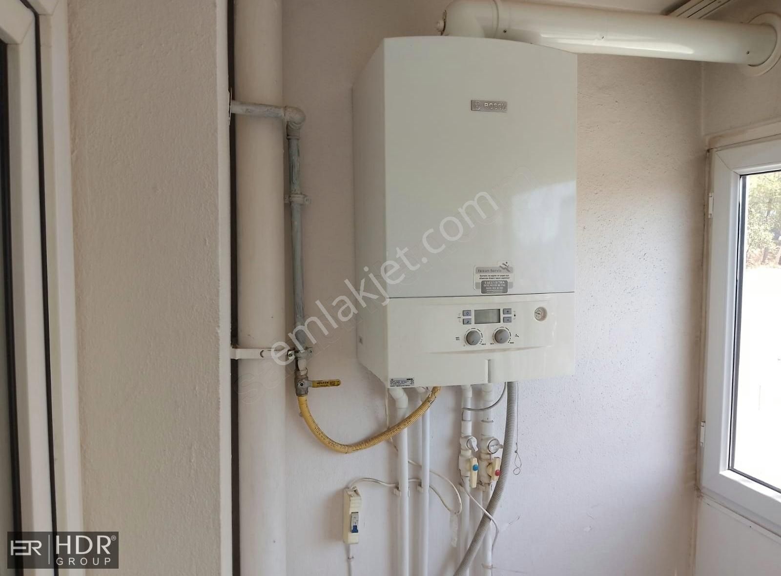 Çiğli Yakakent'te Merkezi Konumda 3+1 Doğalgazlı Kiralık Daire
