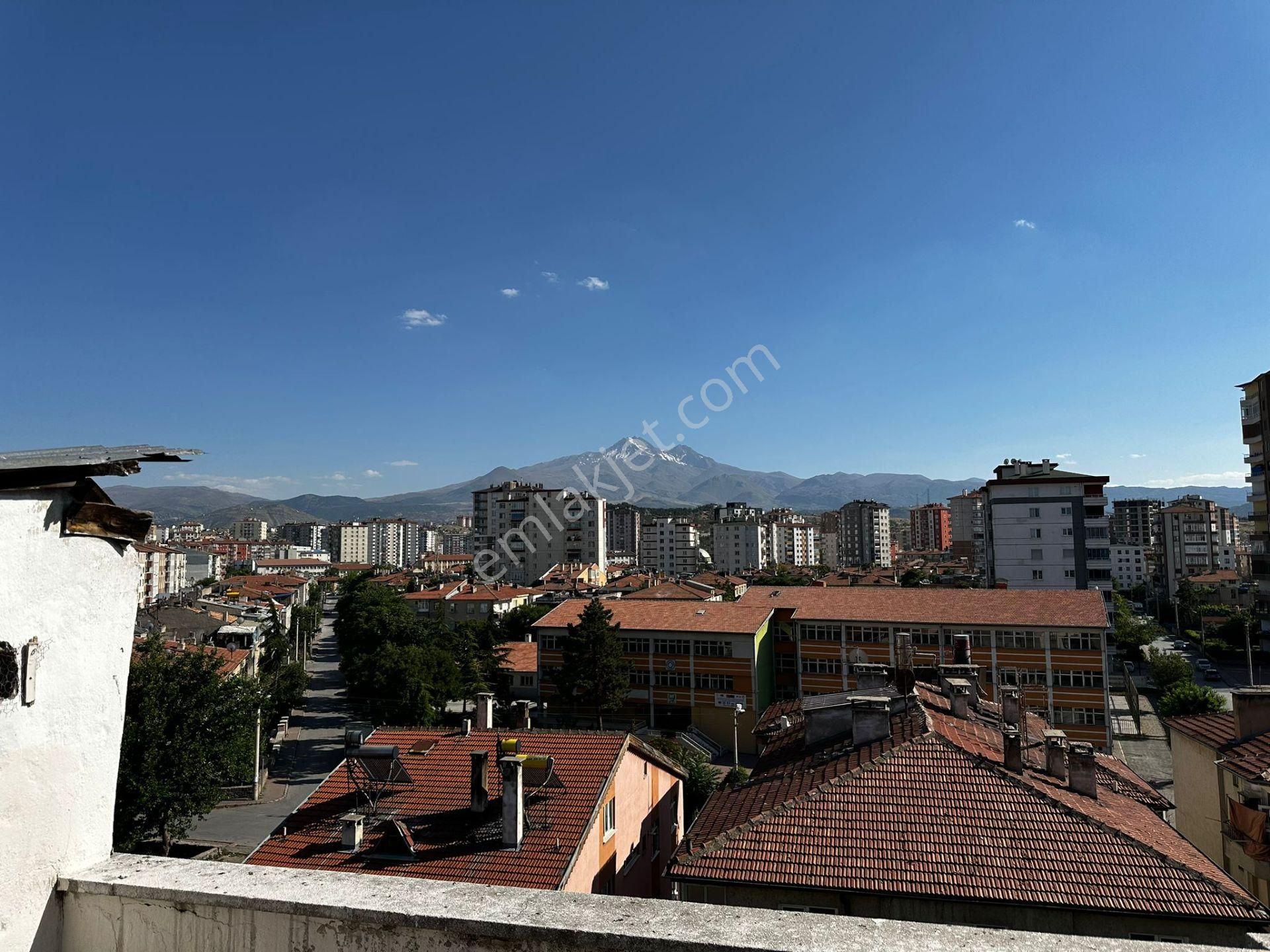 Şehir Merkezinde Erciyes Manzaralı 2+1 Daire