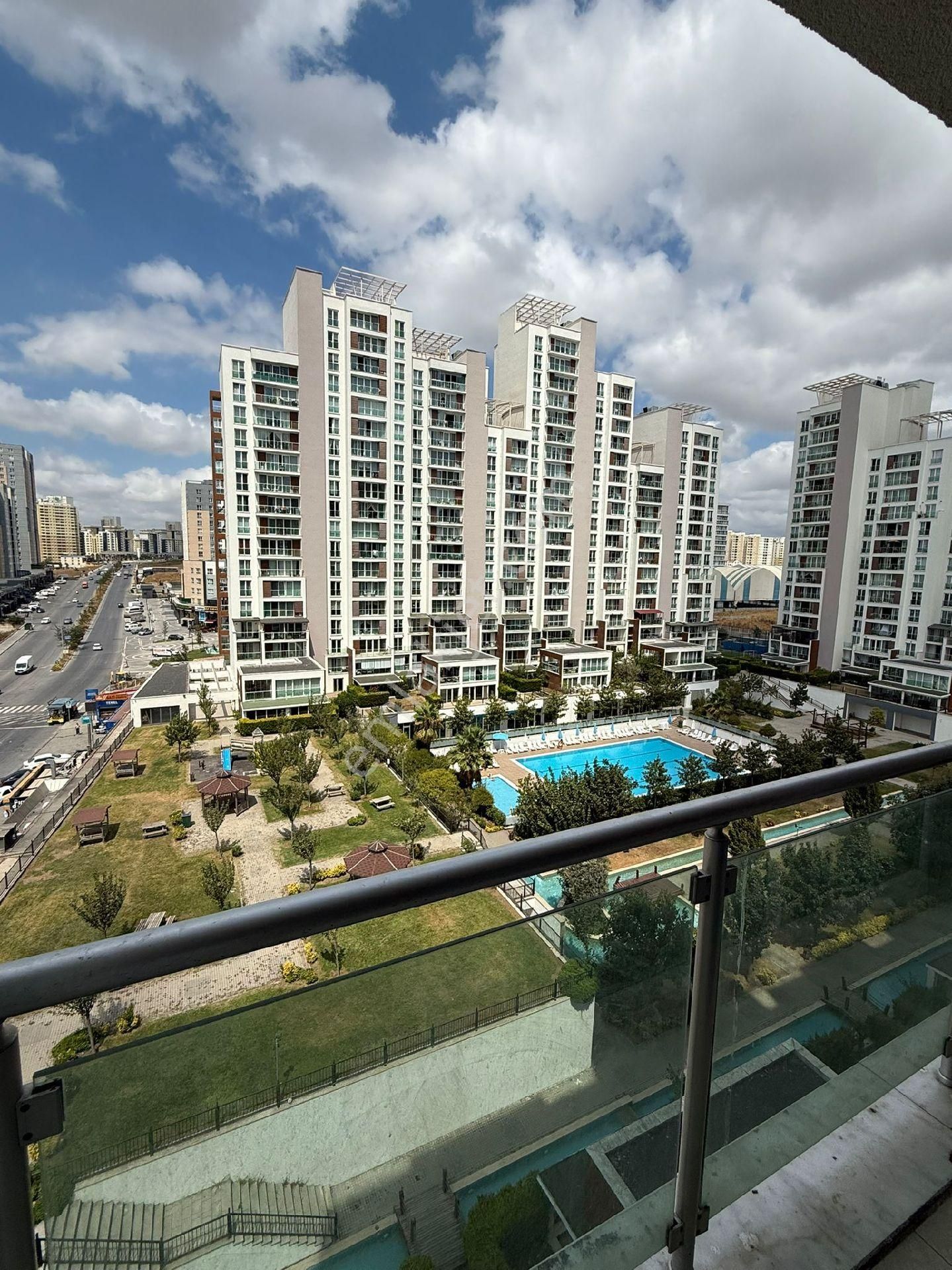 Ispartakule Unı Konutta Kıralık Havuz Manzaralı Kıralık 4+1