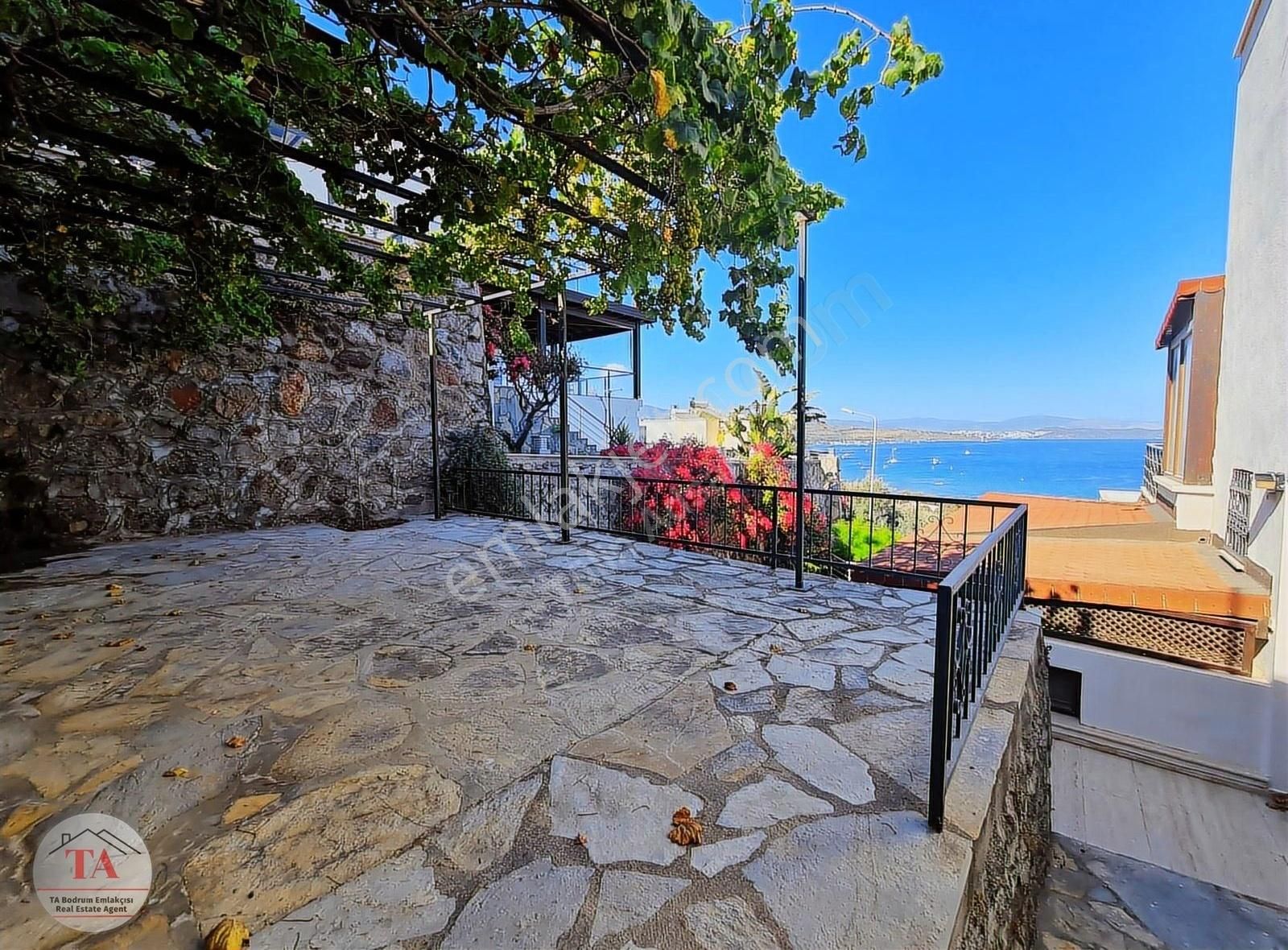 Bodrum Yahşide Ortak Havuzlu Sitede Satılık 4+2 İkiz Villa