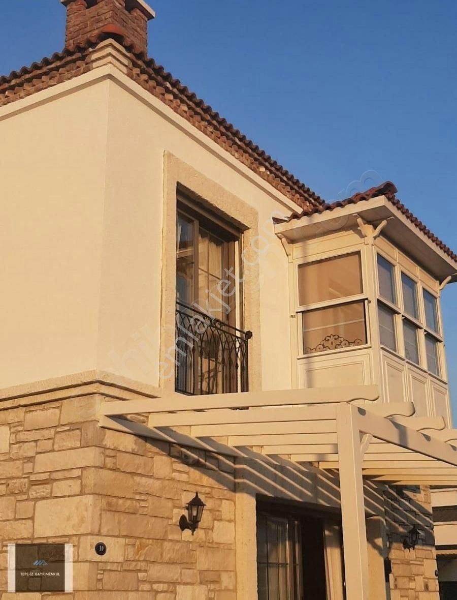 Urla Kuşçular Şömineli Isı Pompalı Yaz Kış Oturumlu Eşyalı Villa