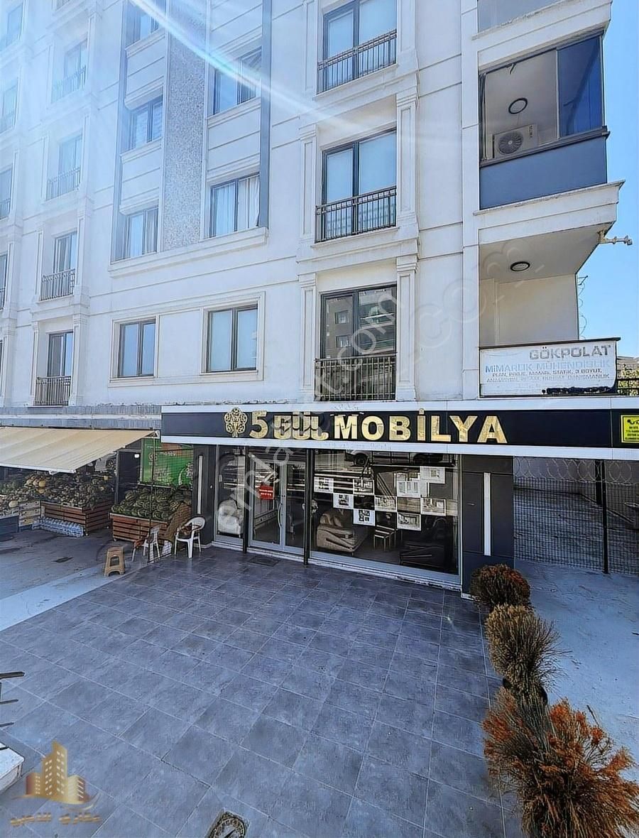Gürpınar'da Ana Cadde Dibinde Köşebaşı 190 M2 Satılık Dükkan