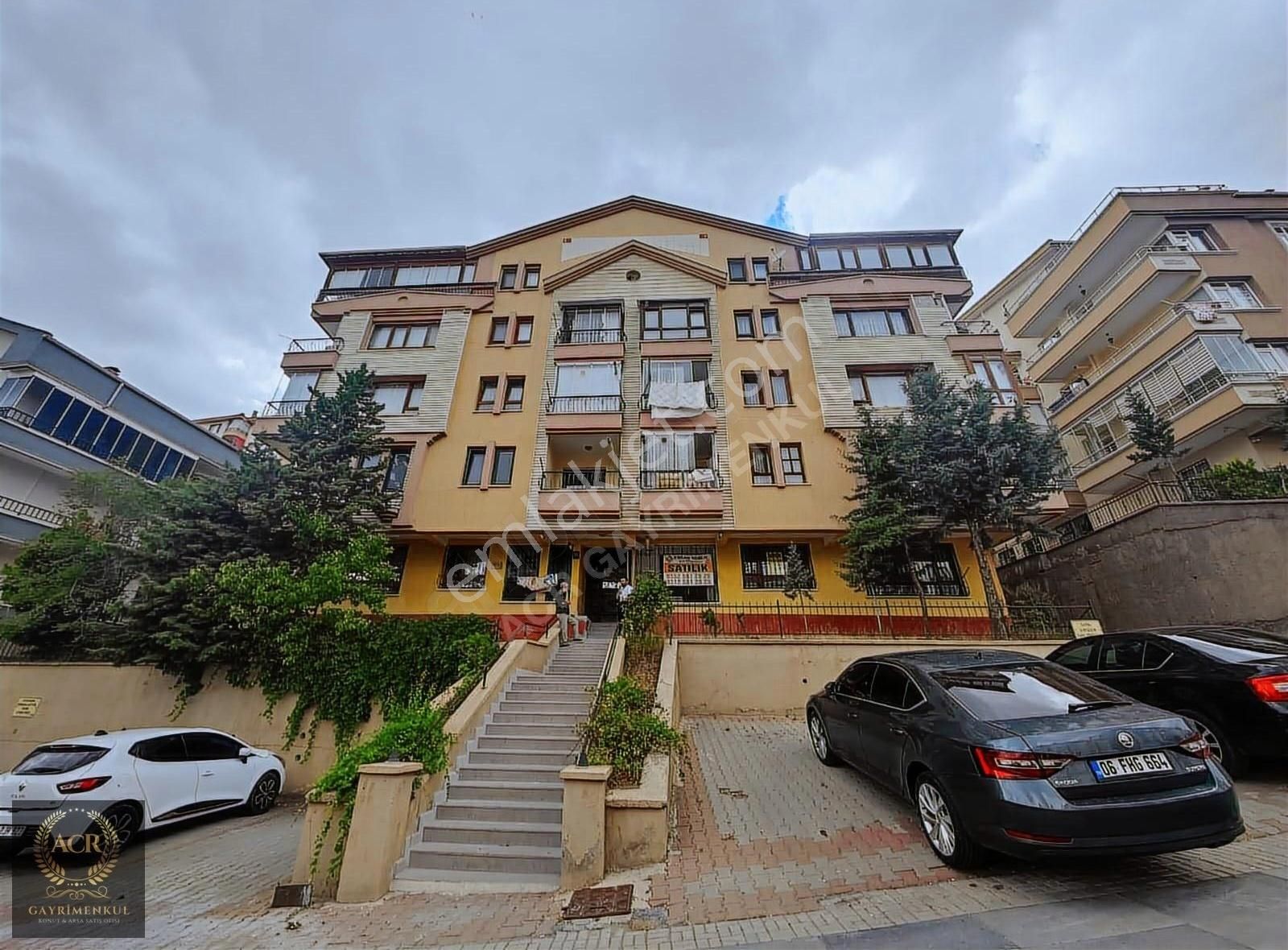 Acr'den Cadde Üzeri Ultra Lüks Yapılı 3+1 Vestiyer Odalı 135m2