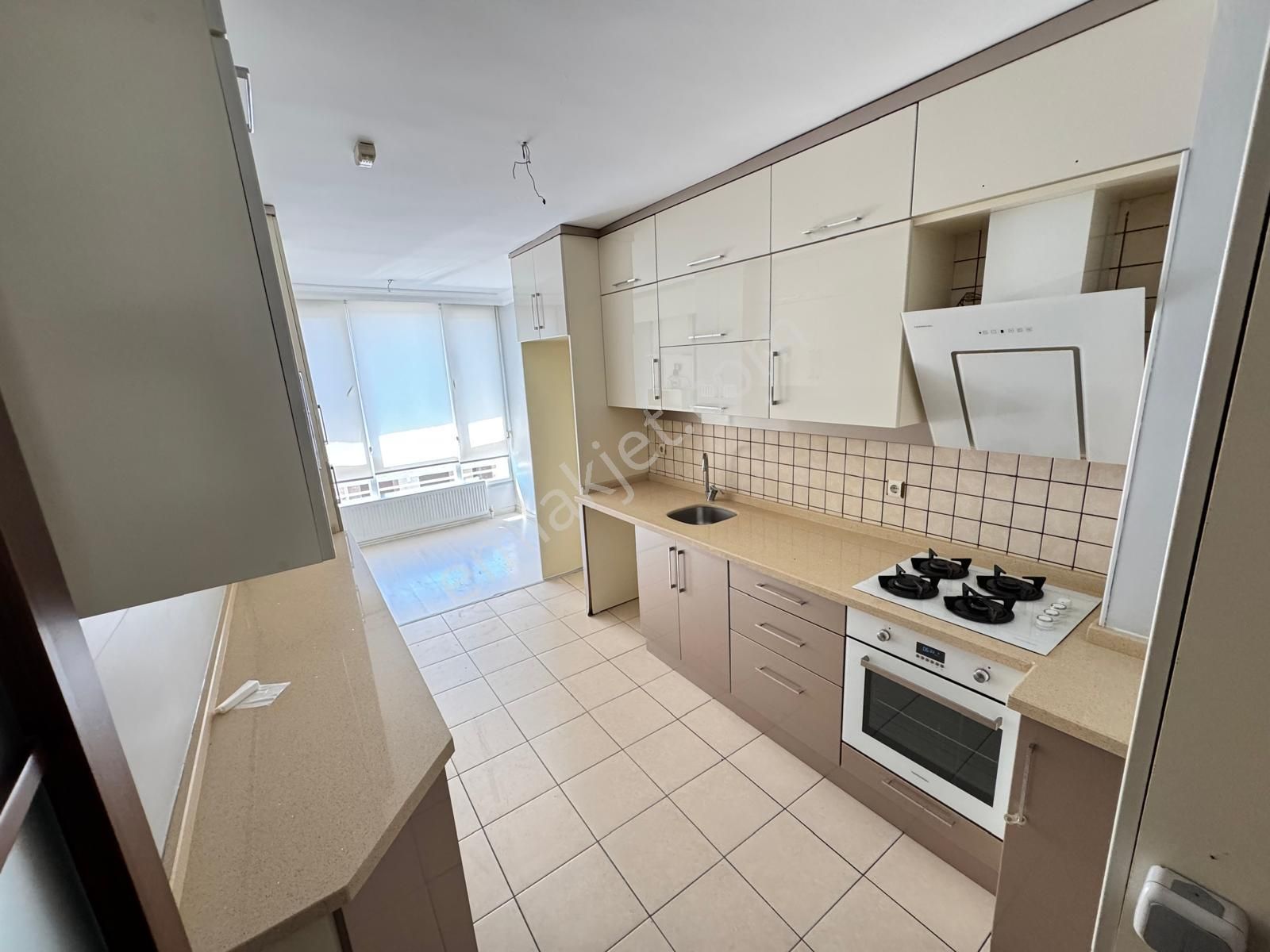 Selçuklu Caddesinde Site İçinde 4+1 Ön Cephe Asansör E.banyolu
