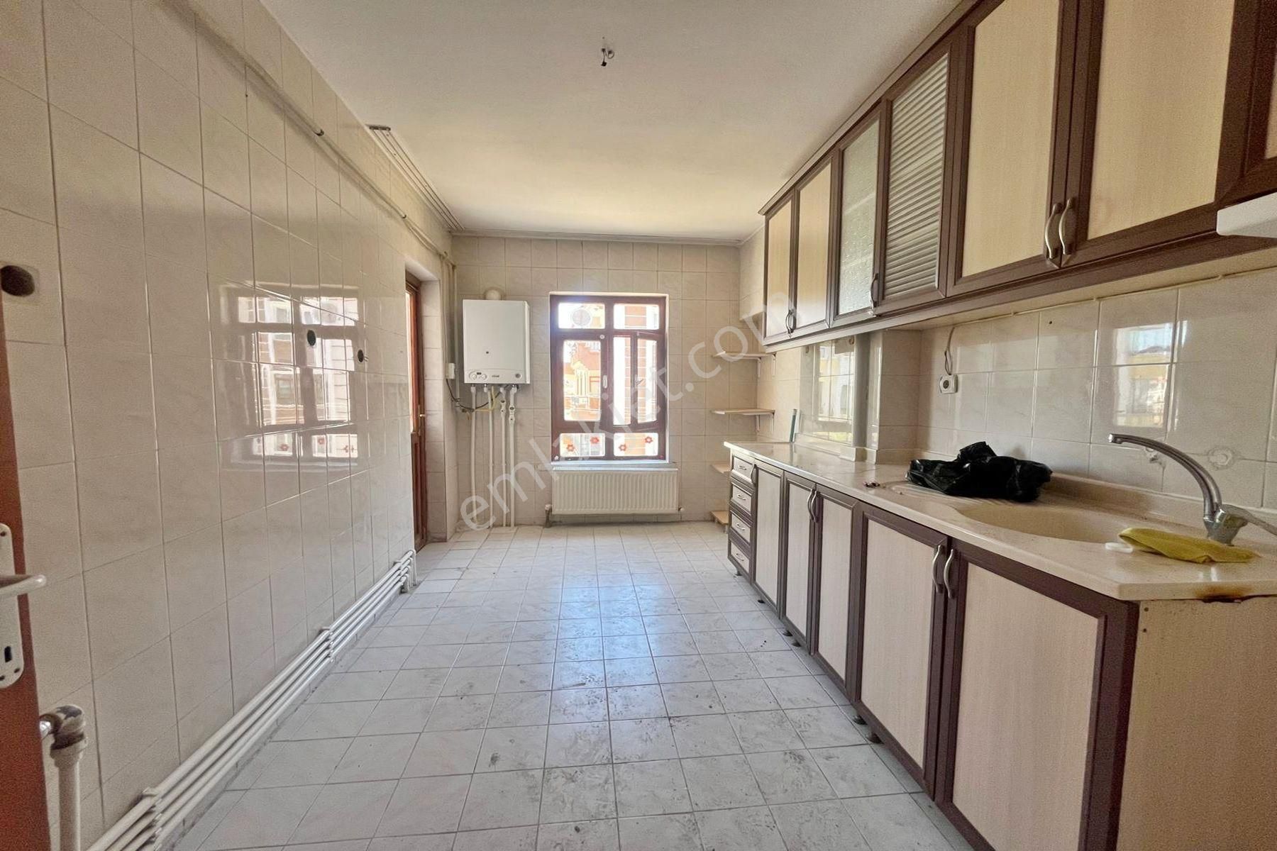 Bademlik Mah.de 3+1 Ara Kat'ta Cadde Dibi Kiralık Daire!