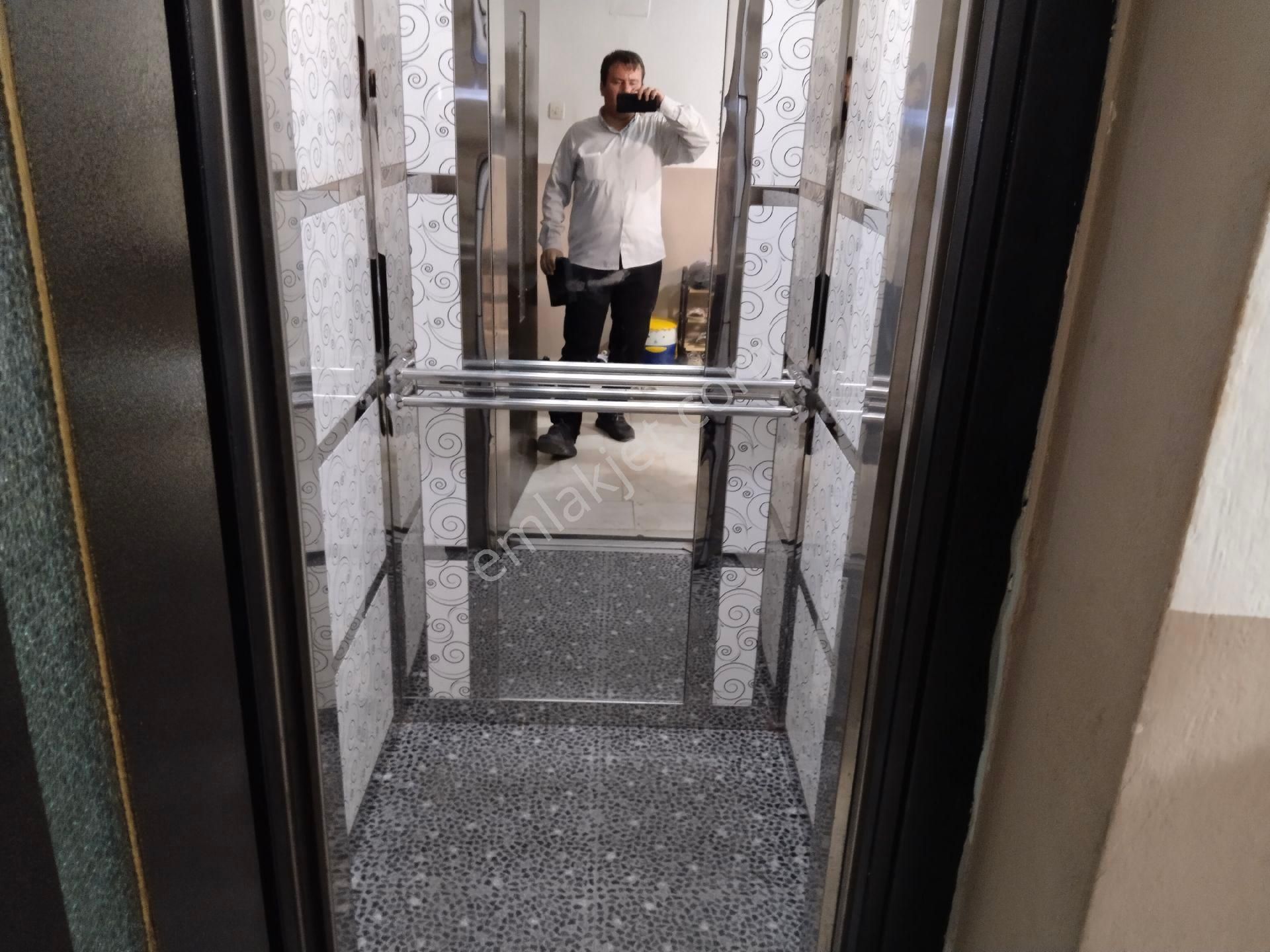Şehir Merkezi Otoparklı Asansörlü Kapalı Mutfak 2+1 Geniş Daire Satılık