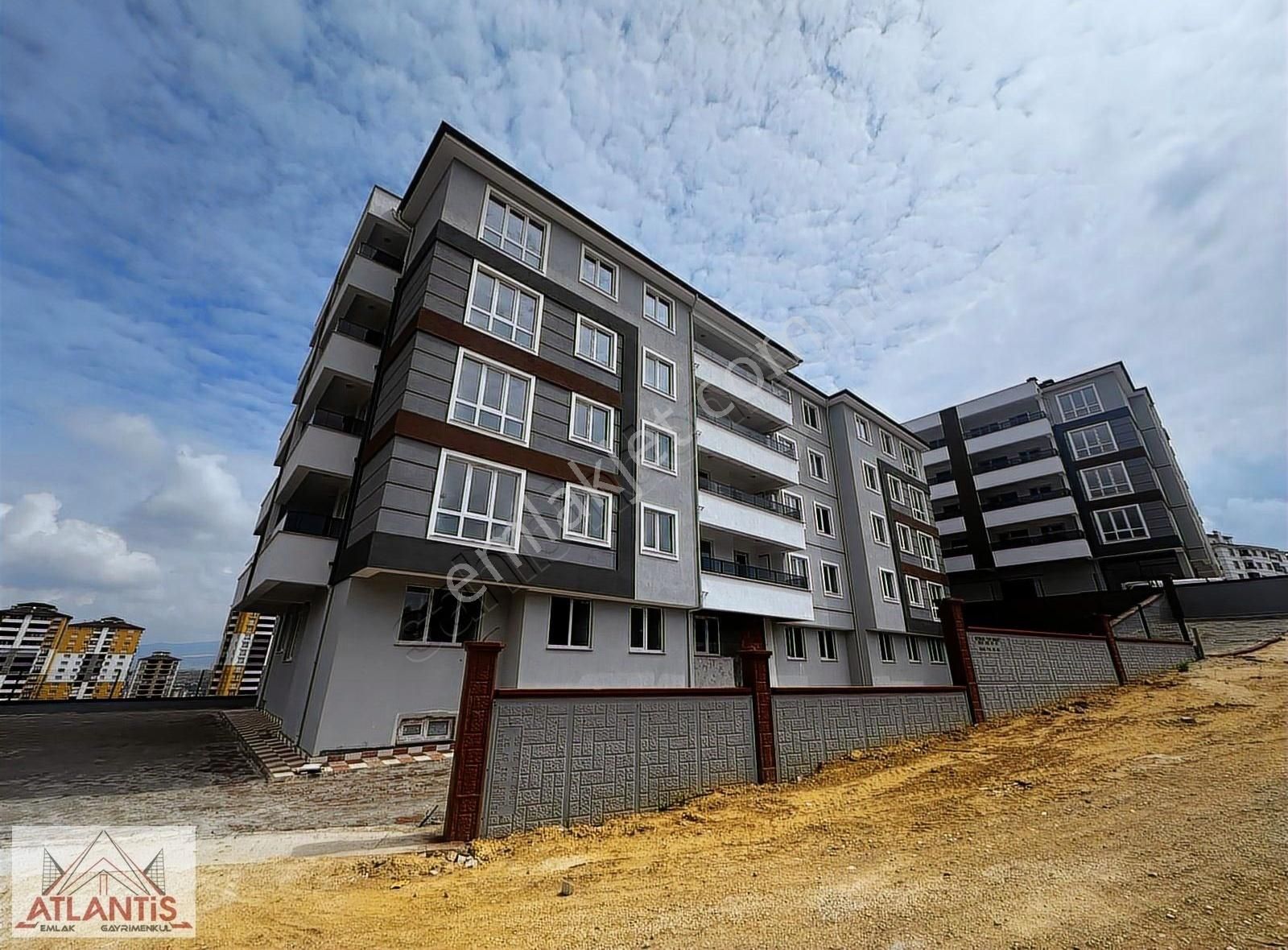Tosya Yolunda Manzaralı Güney Cephe 2+1 Satılık Köşe Daire