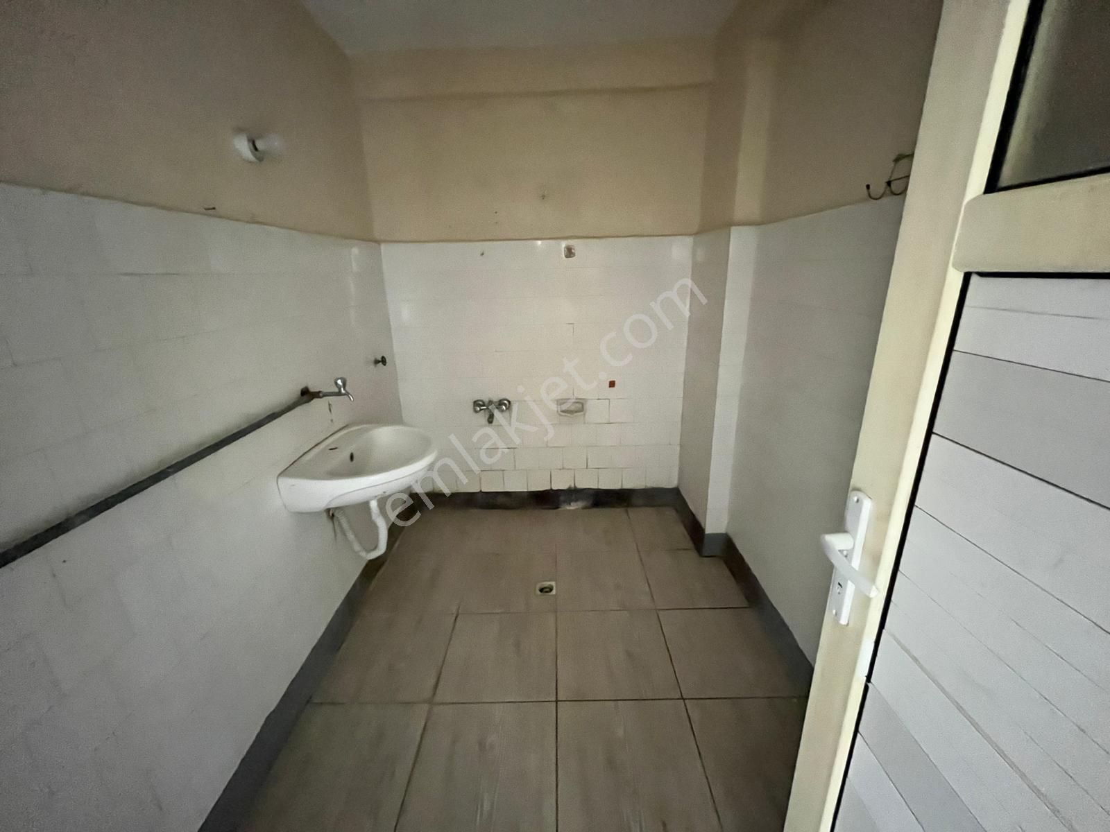 Ergünden Pirireiste Sahile Yakın 2 Kat Satılık 3+1 Daire - Görsel 12