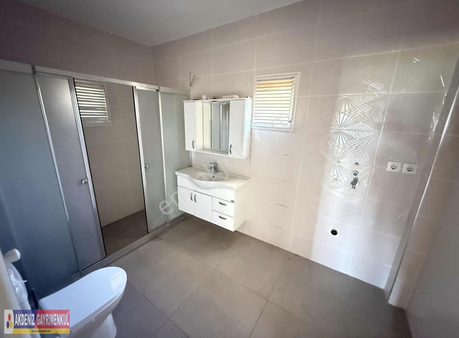Elit Site İçerisinde Güvenlikli Göl Manzaralı Bahçeli Villa - Görsel 11