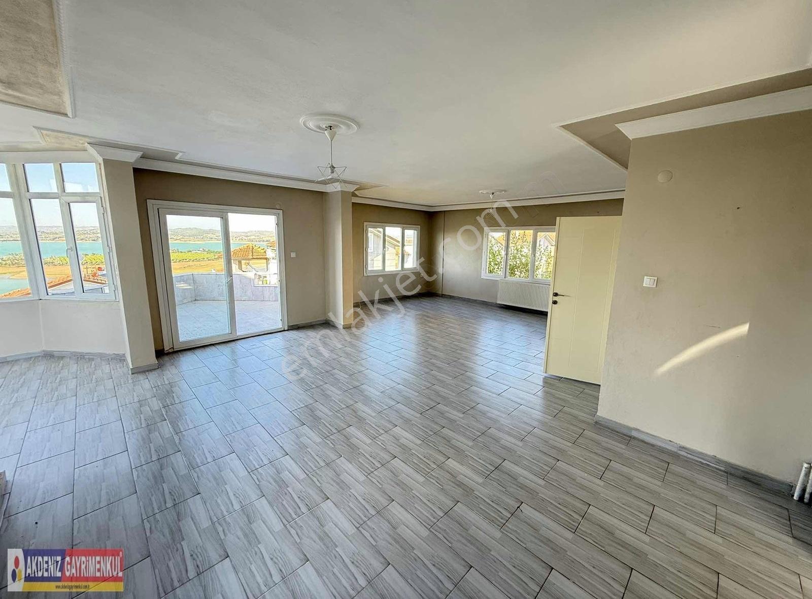 Elit Site İçerisinde Güvenlikli Göl Manzaralı Bahçeli Villa - Görsel 5
