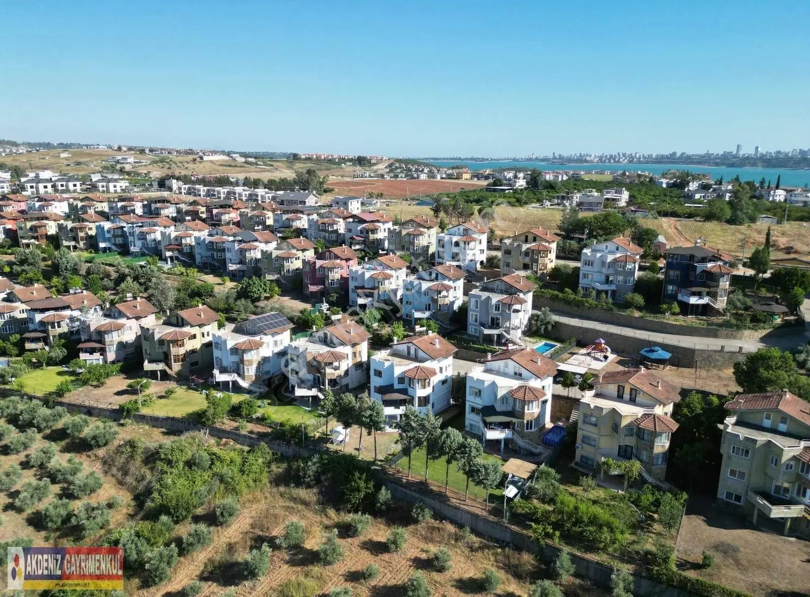 Elit Site İçerisinde Güvenlikli Göl Manzaralı Bahçeli Villa