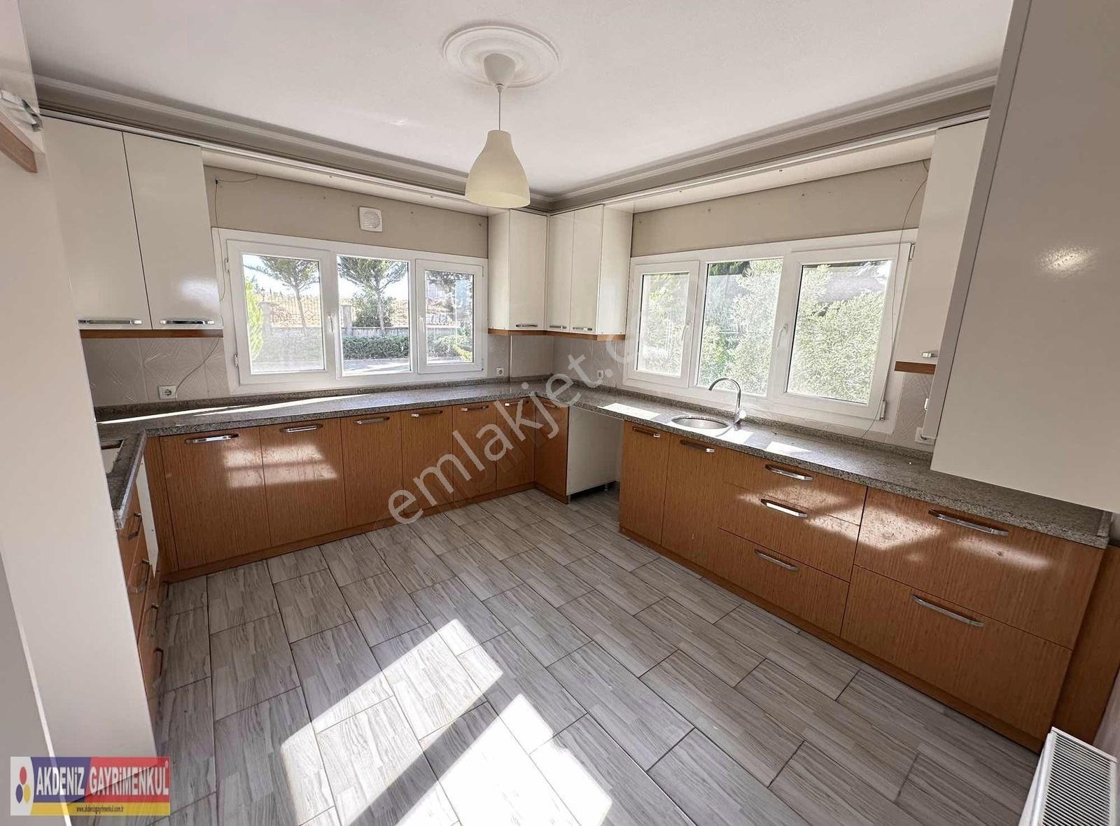 Elit Site İçerisinde Güvenlikli Göl Manzaralı Bahçeli Villa - Görsel 8