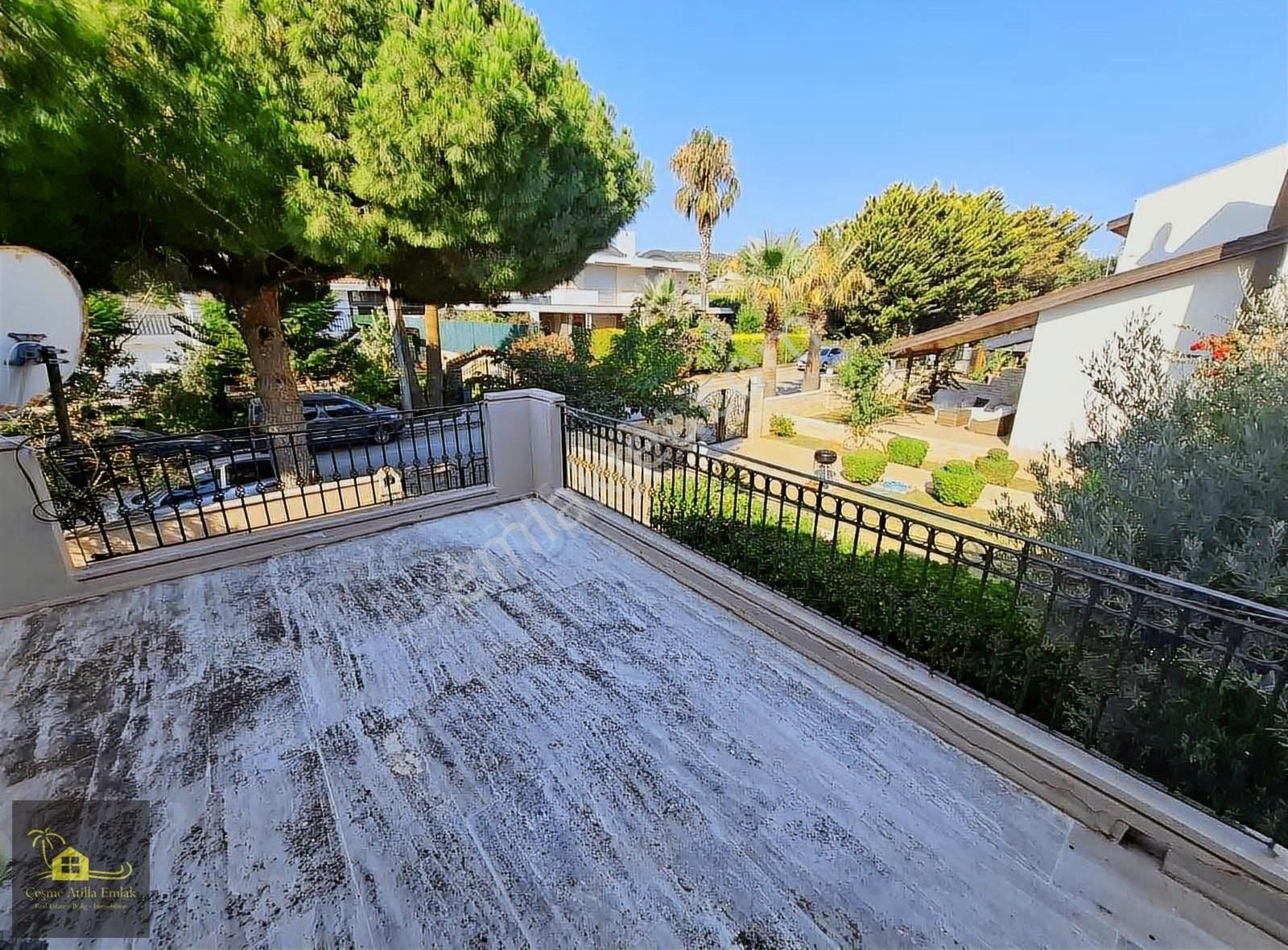 Çeşme Ilıca Altınyunus Mevkiinde Kiralık Villa