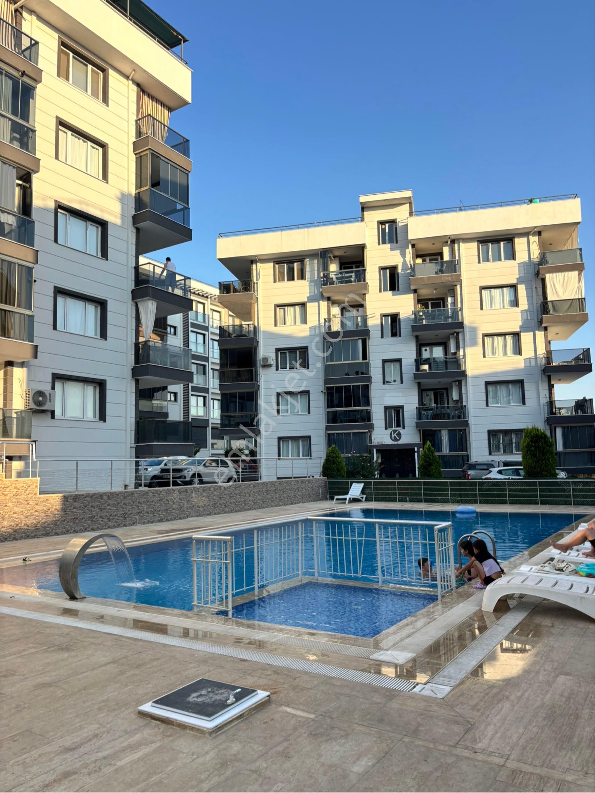 Kuşadası’nda 3+1 Ebeveyn Banyolu Doğalgazlı Havuzlu Sitede Fırsat 3+1 Daire