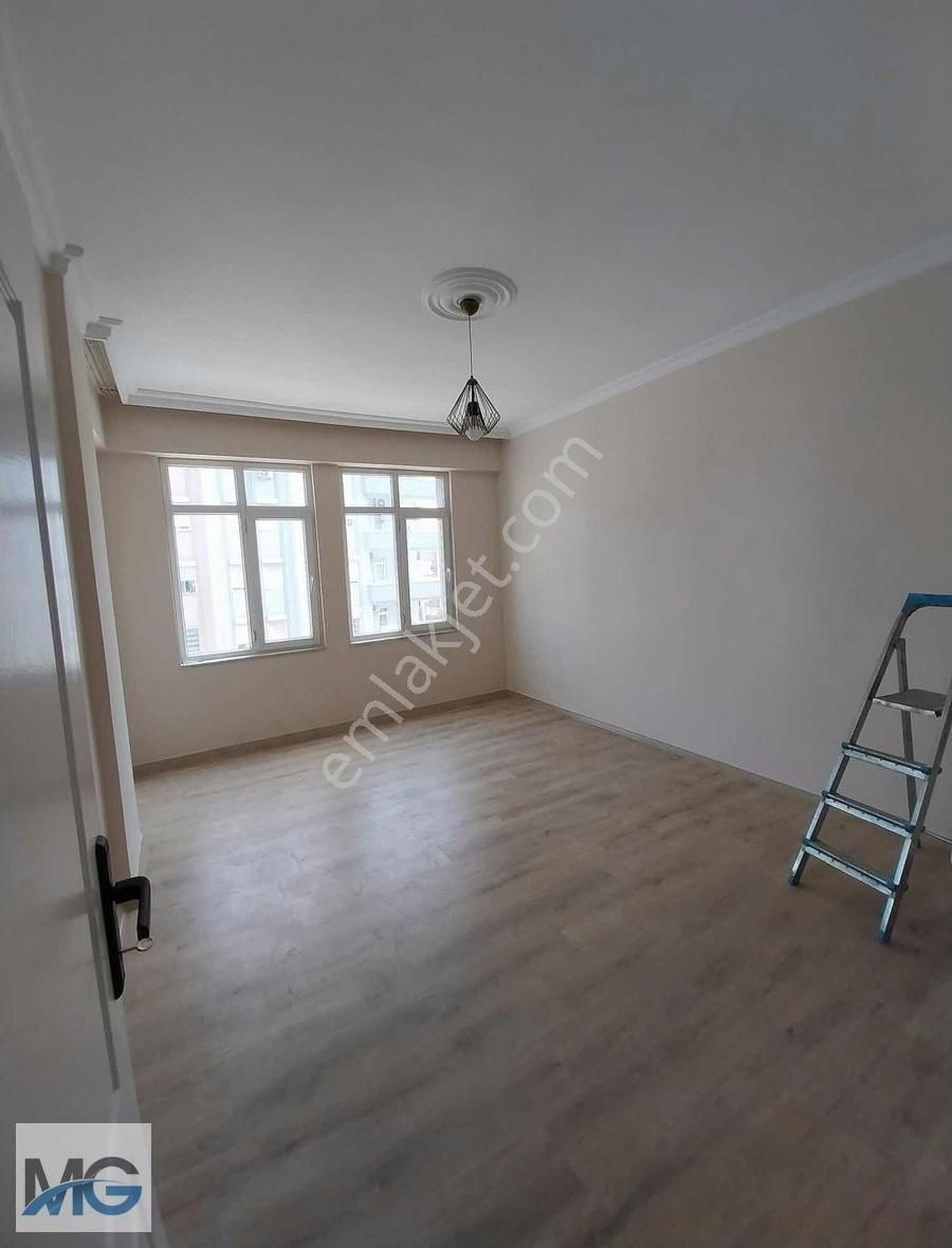 Güllük Caddesinde 2+1 Satılık Daire