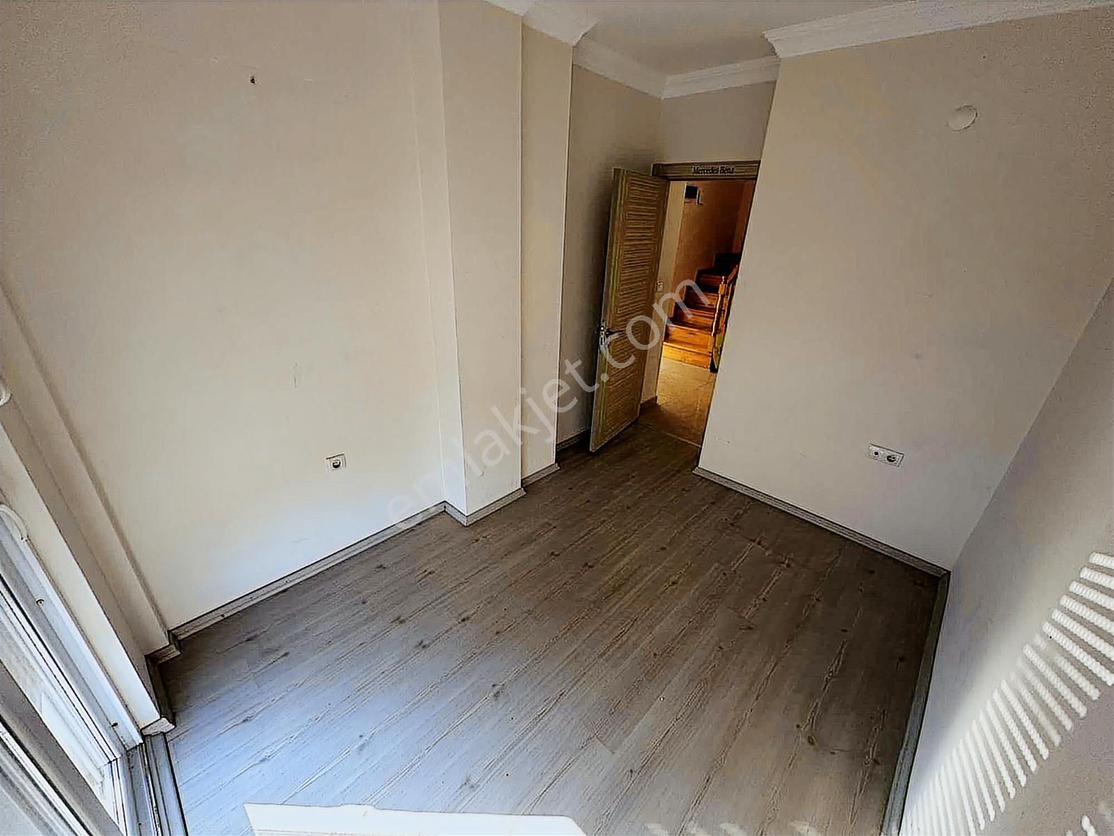 *deniz Manzaralı Doğalgaz Kapıda Geniş Daire Çift Banyo Teraslı*