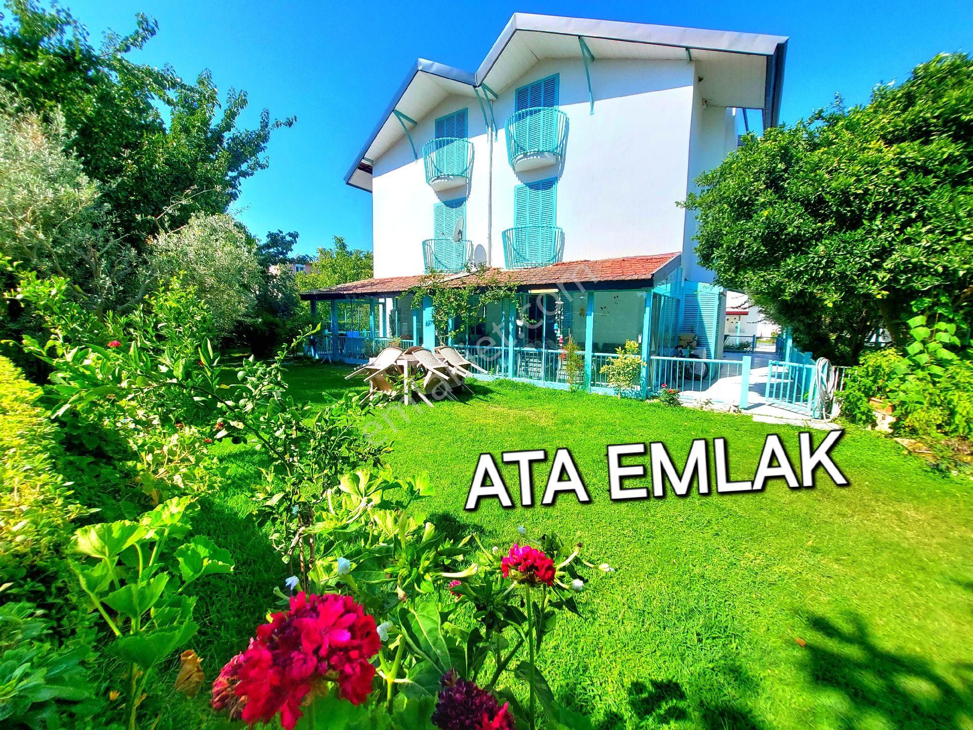 Kuşadasında Plaja Yakın Havuzlu Sitede 4+1 Geniş Bahçeli Villa