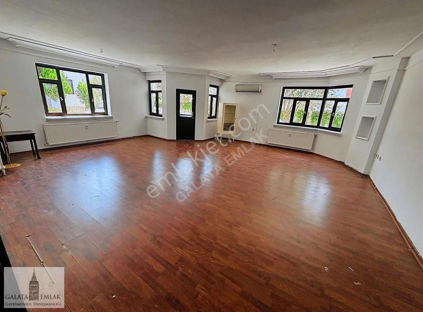 Galatadan Havuzlu Site İçerisinde