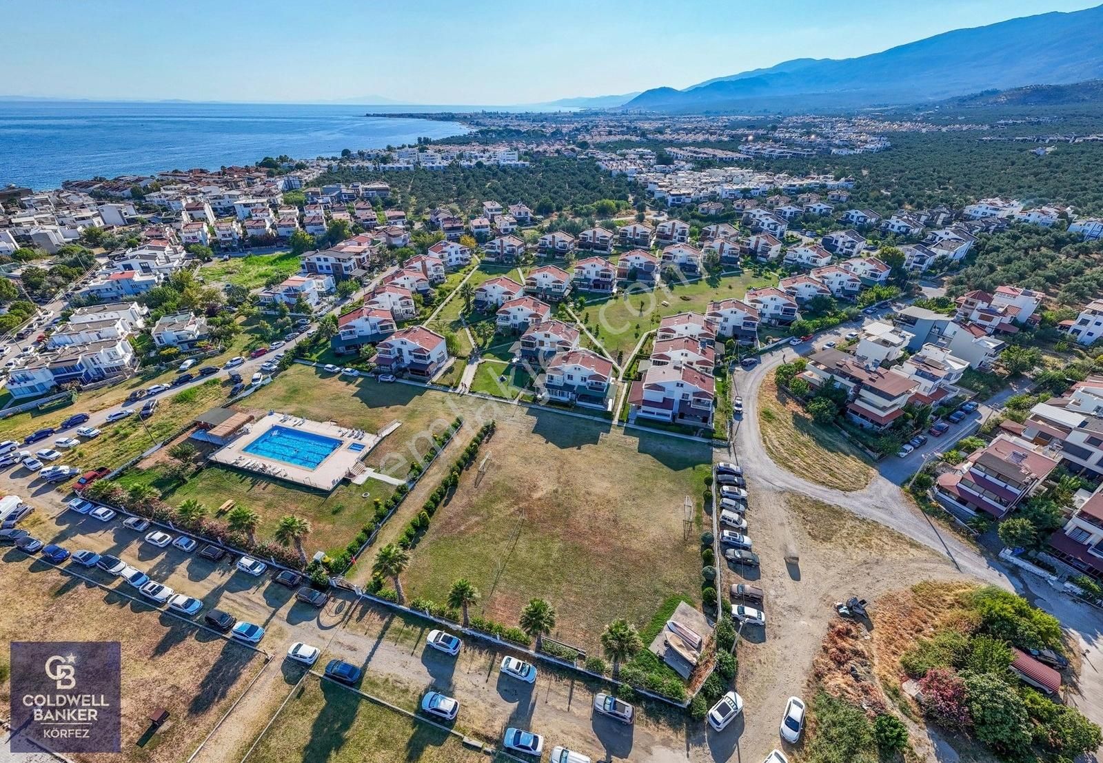 Güre'de Denize Sıfır Site İçerisin'de Müstakil Bahçeli 4+1 Villa