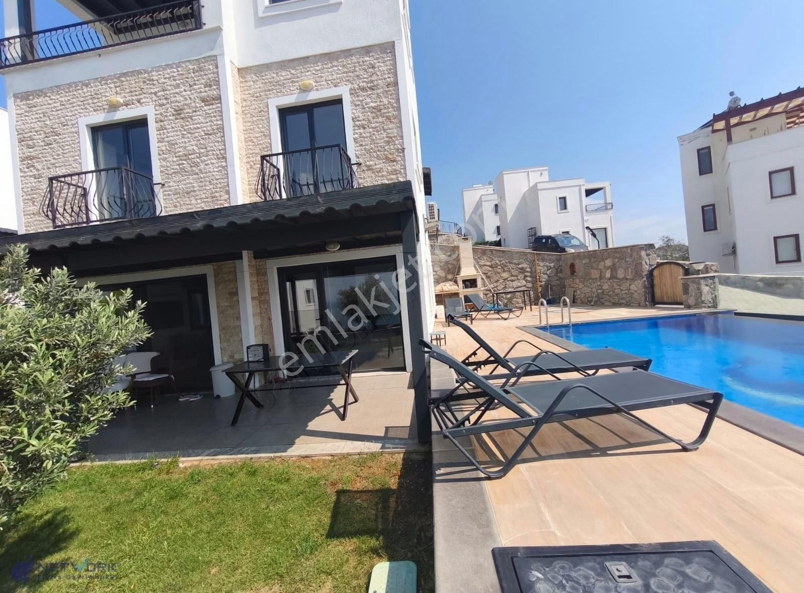 Nezih Sitede Tam Müstakil Havuzlu Villa