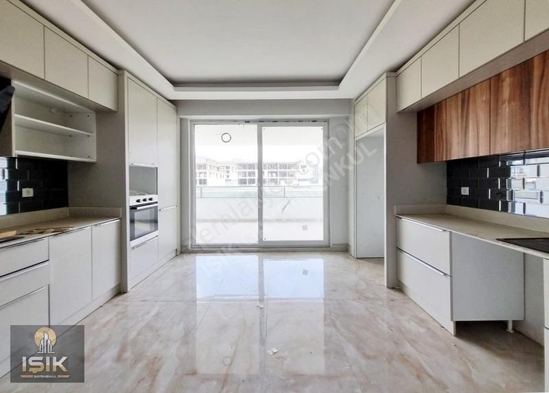 Işık Gayrimenkulden Kombinada 4+1 Satılık Daireler