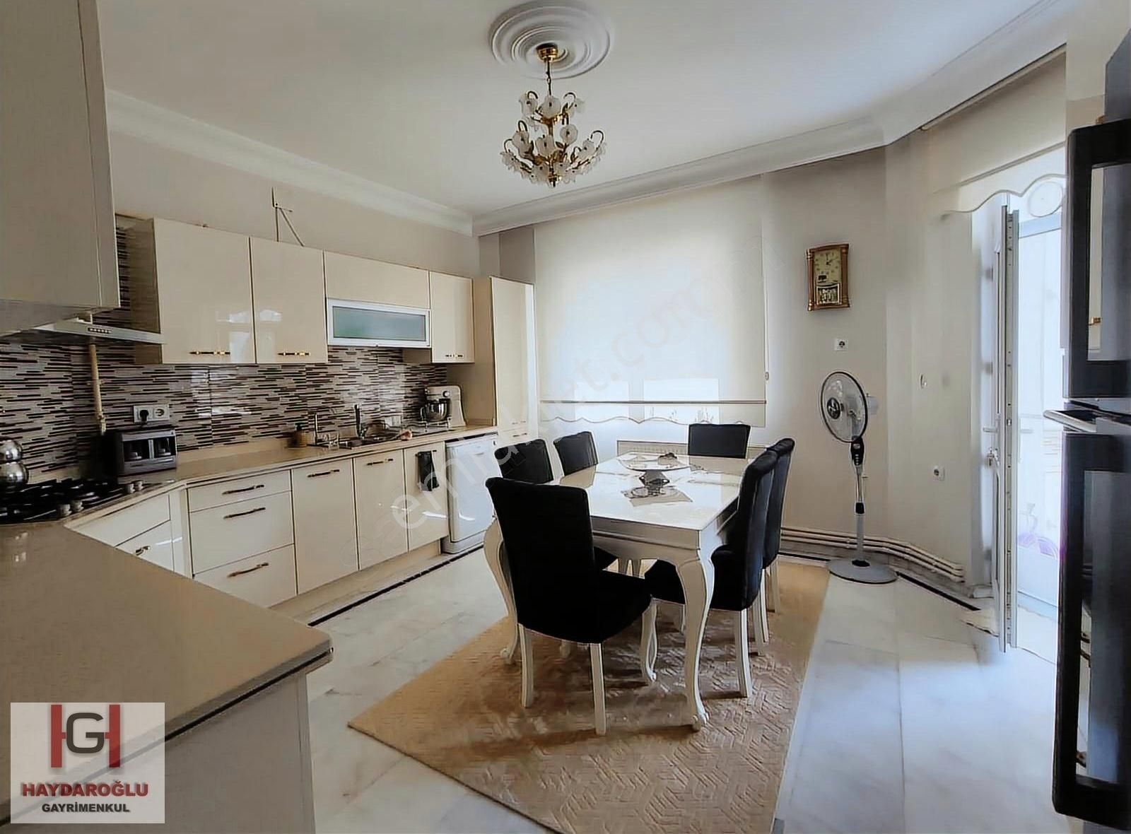 Sarıgüllük'de Merkezi Konumda Full Bakımlı Satılık 3+1 Daire