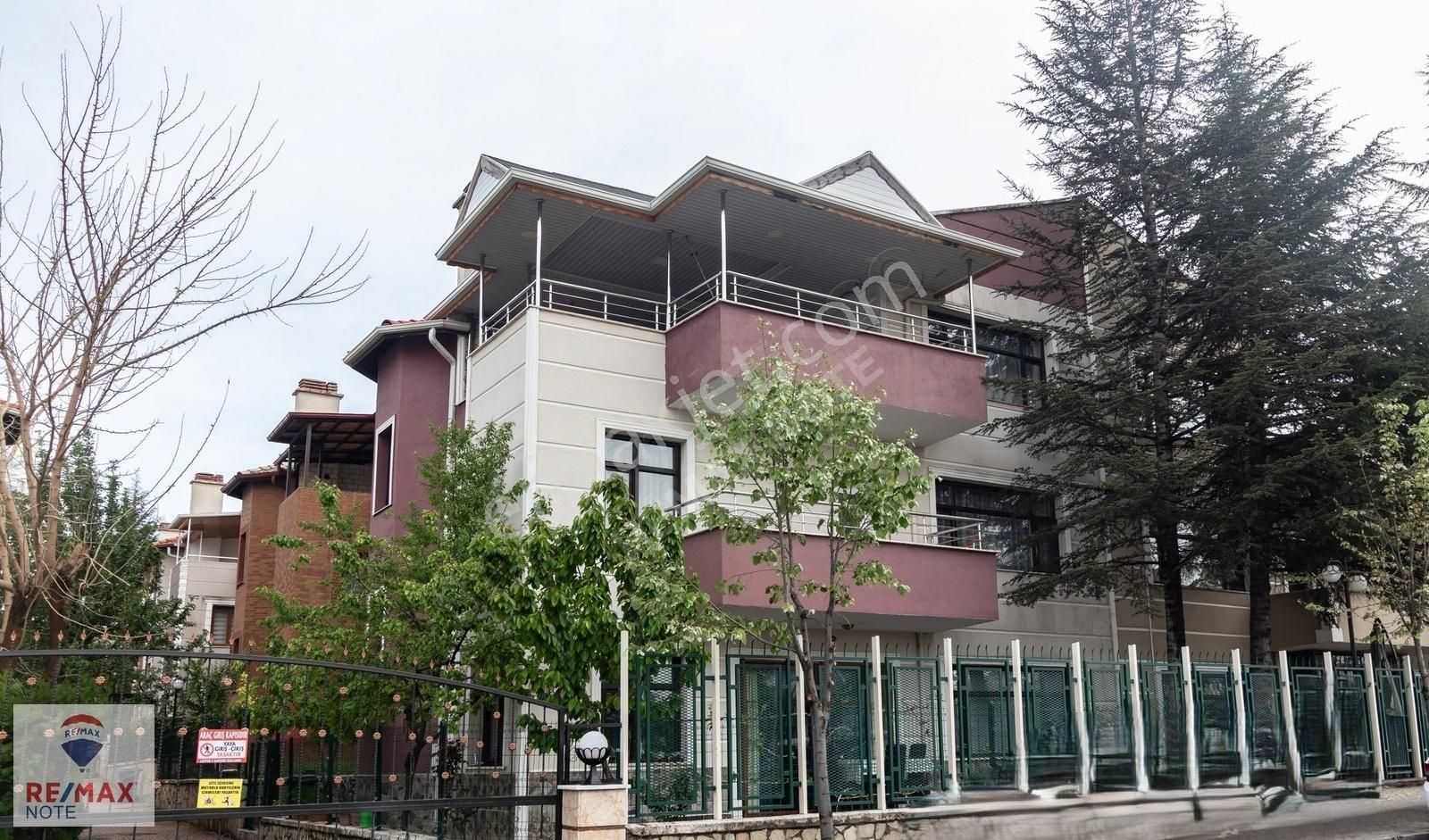 Bağlıca Merkezde 6+1 Yapılı Masrafsız 320 M2 Villa