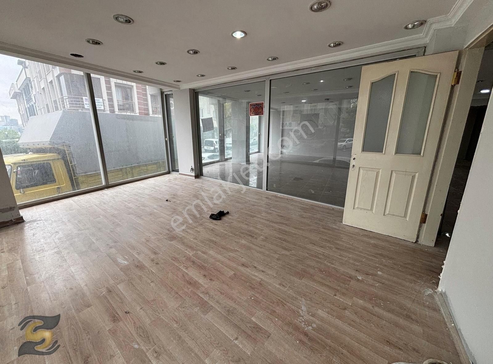 Metrobüse 5 Dk 600 M2 Cadde Üzeri Kiralık Dükkan