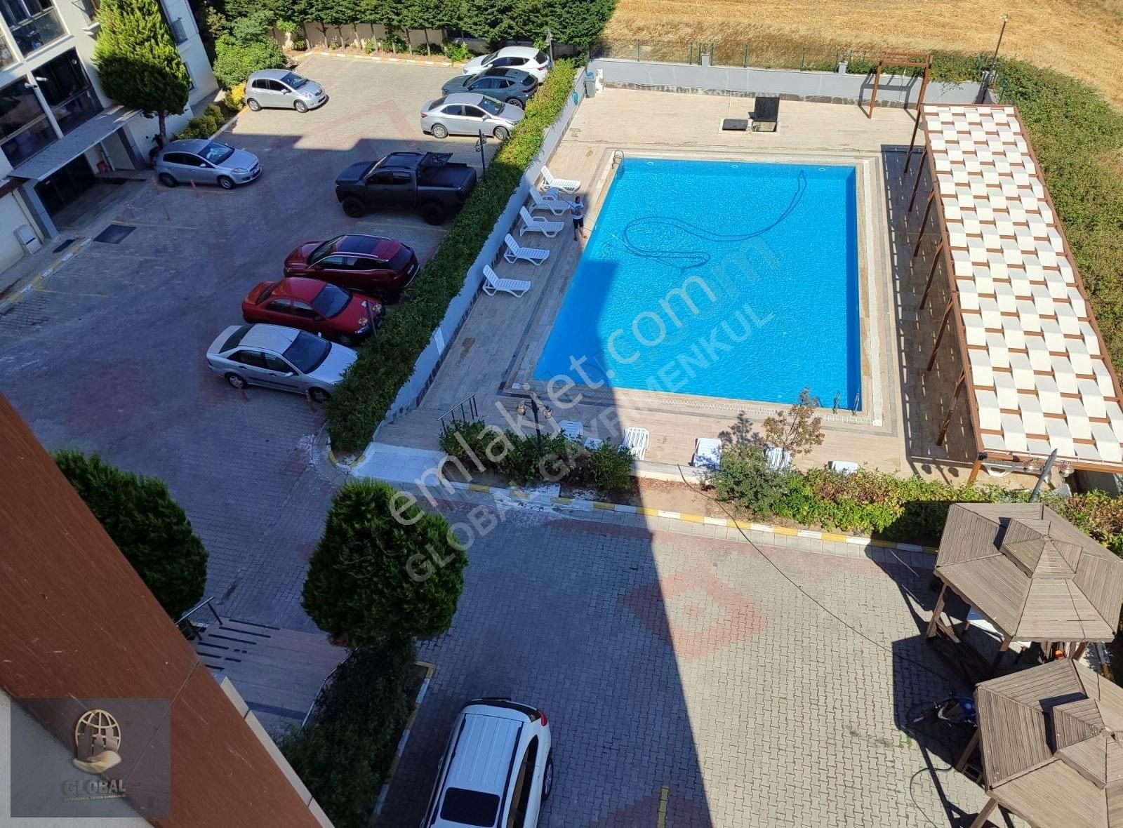 Konsept İstanbul Evlerinde Havuz Cephe Ara Kat Kiralık Daire