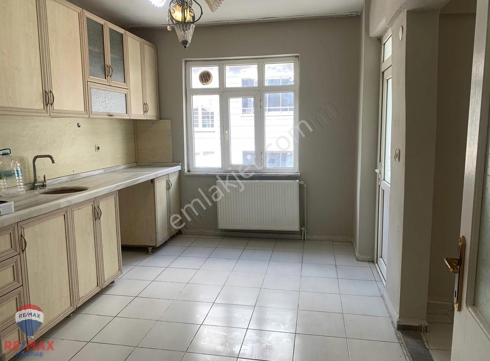 Biga Hamdibey Mahallesi'nde Cadde Üstü 150 M2 Satılık 3+1 Daire