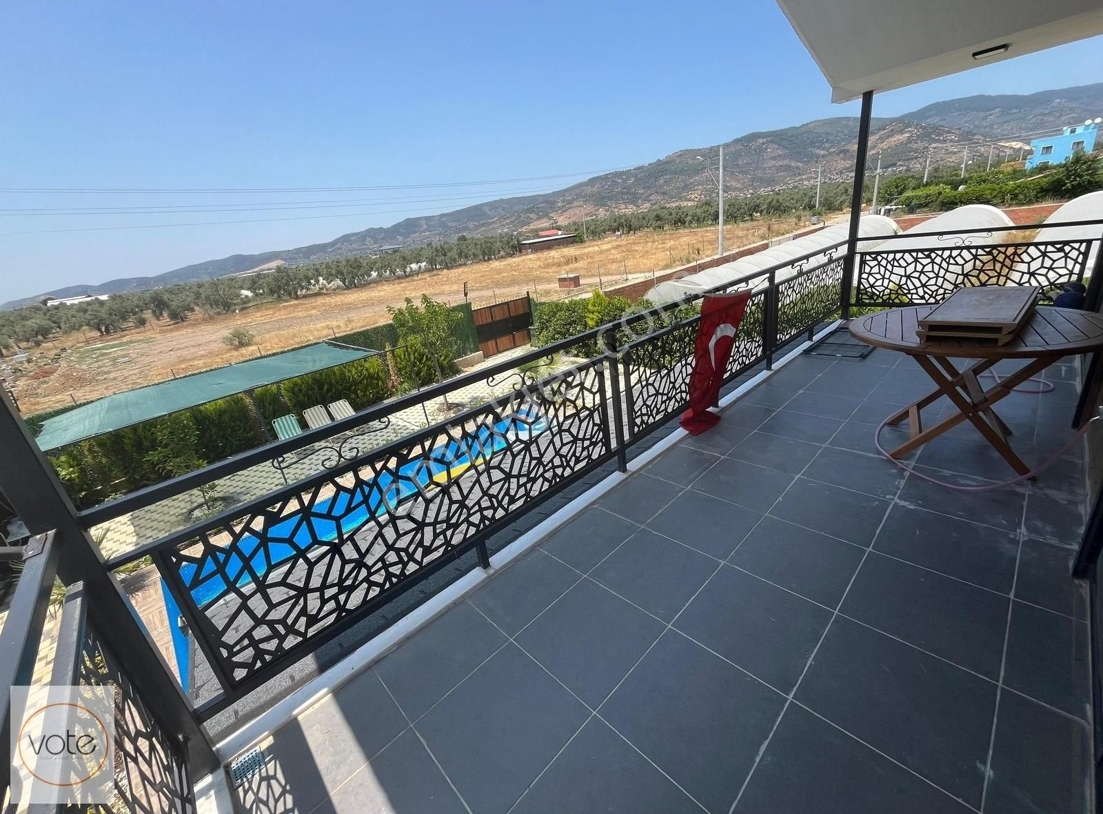 Bayındır Canlı Mevkii Havuzlu Tek 4+1 Villa