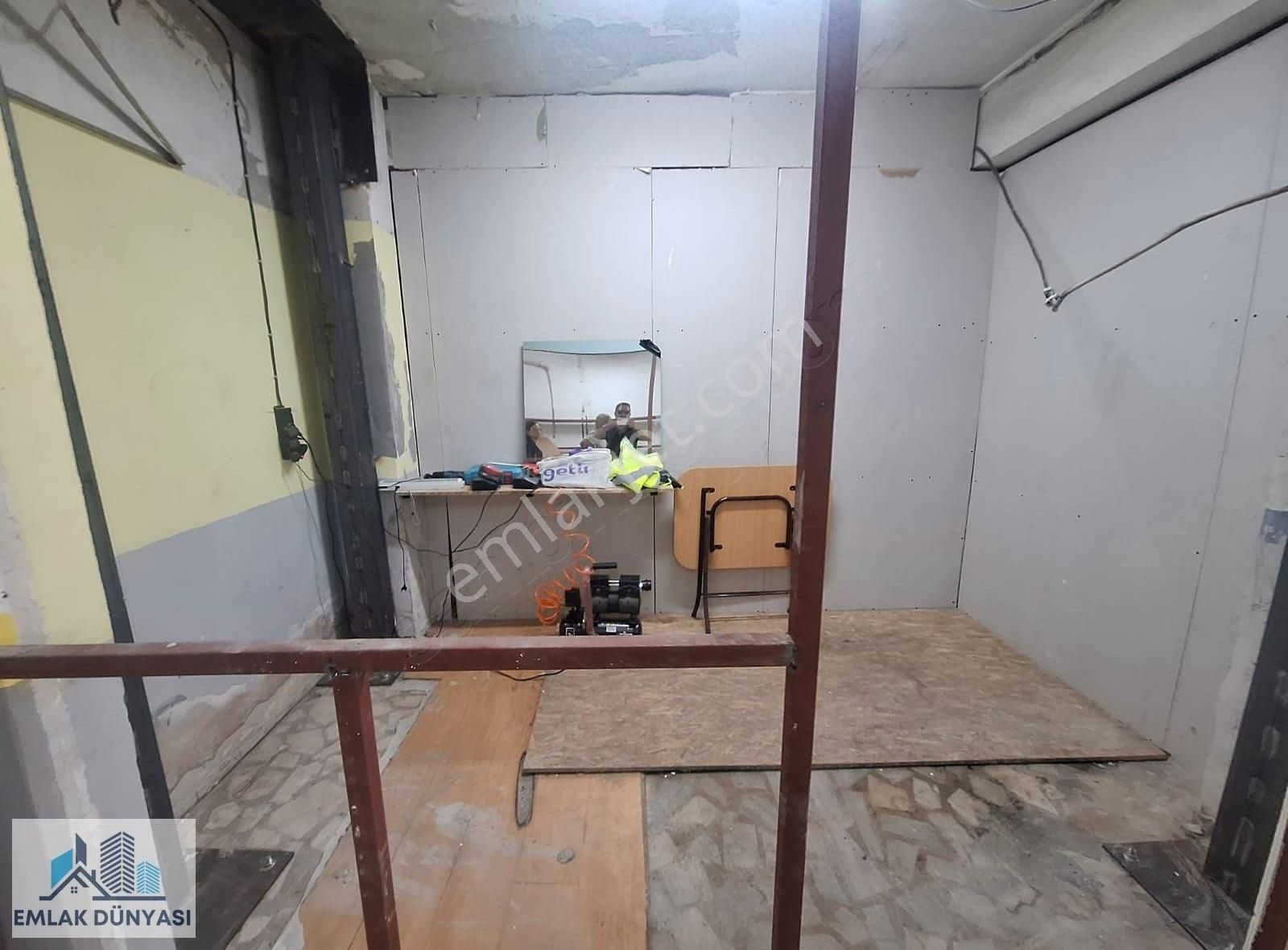 Emlak Dünyası Kiralık 300 M2 Net Depo Ve İmalathane