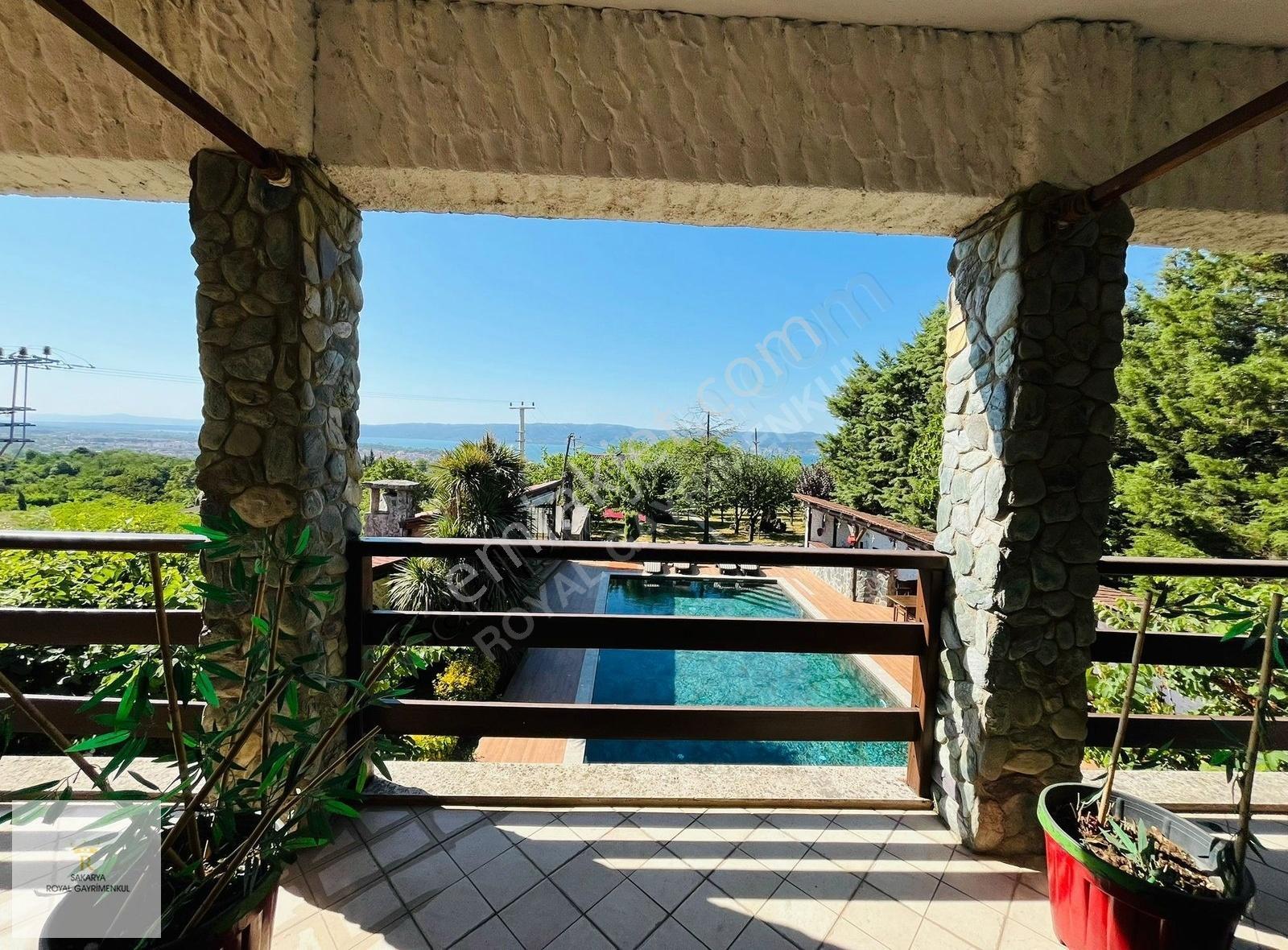 Sapanca'da Göl Manzaralı Çok Geniş Arazili Havuzlu Villa - Görsel 17