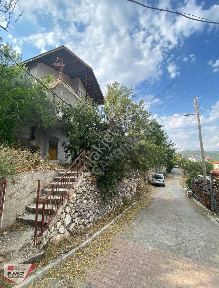 Akseki Geriş Yaz Kış Kullanıma Uygun Ayrı Girişli 3 Katlı Ev