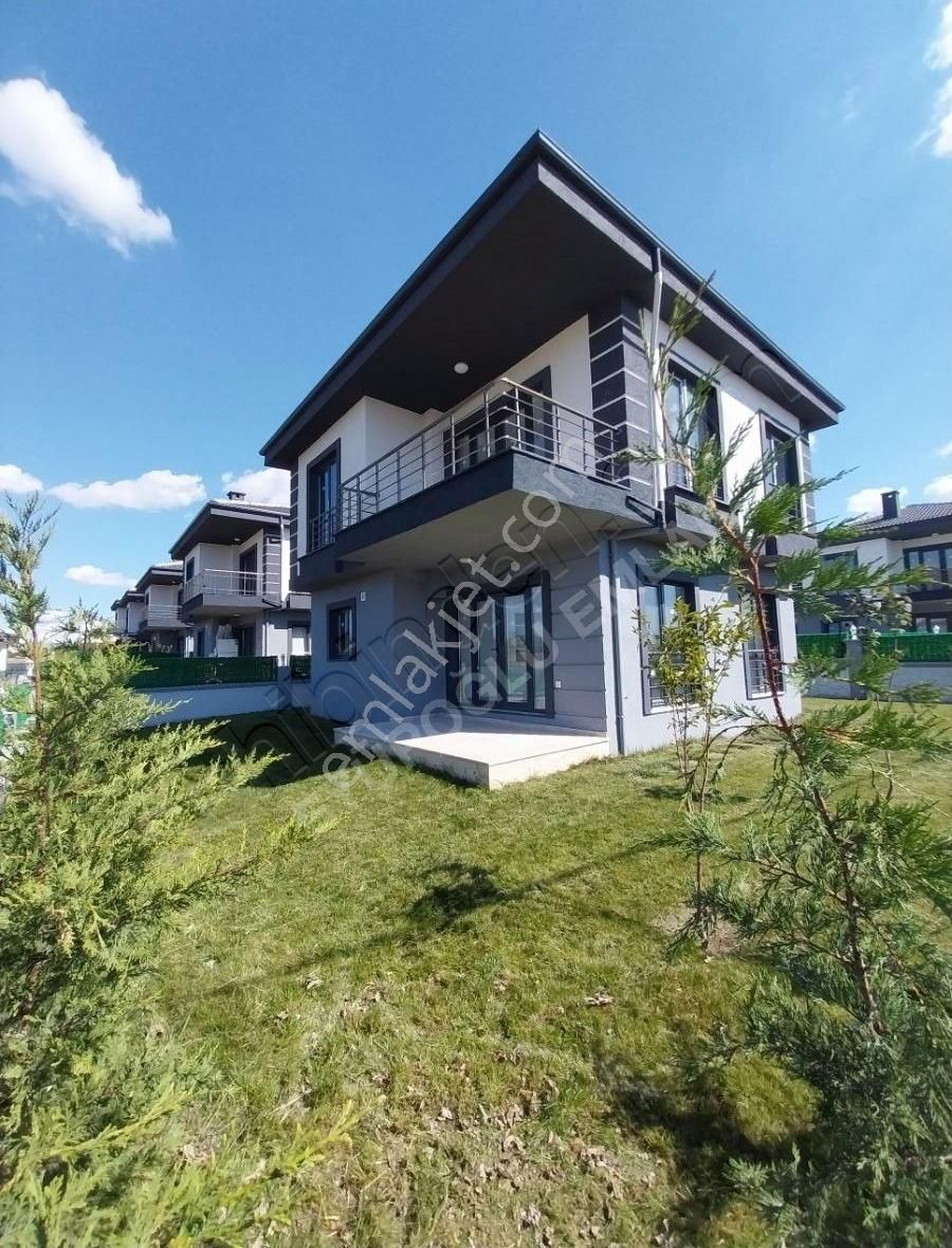 Silivri Kavaklı Deniz Manzaralı Sıfır Köşe Başı 3+1 Lüks Villa