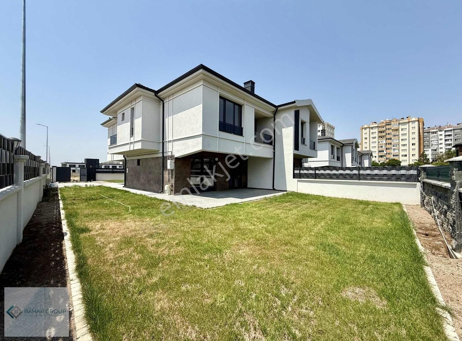 Meskenli Site İçi 5.5+ 1 Peyzaj Yapılı Lüks Villa
