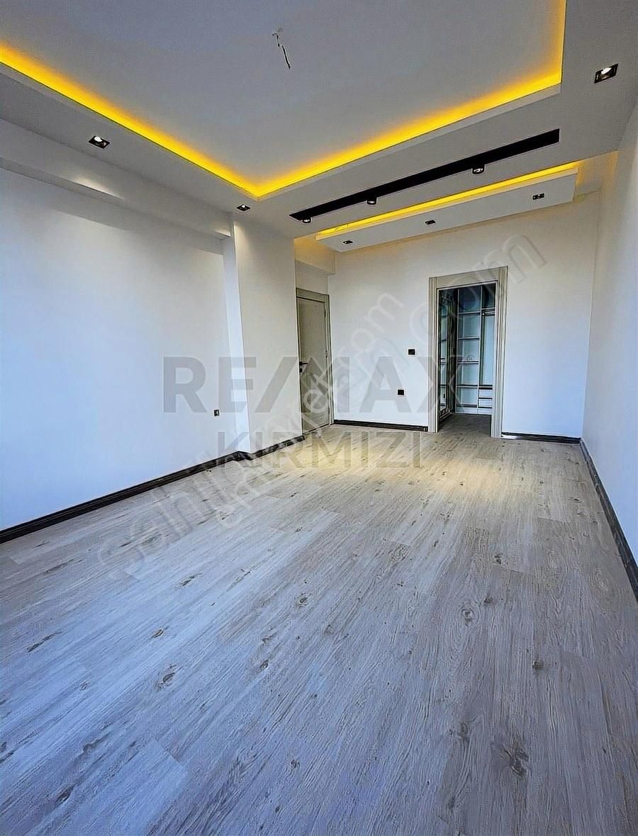 Re/max Kırmızı'dan Hanedan Sitesi'nde Satılık 4+1 Daire