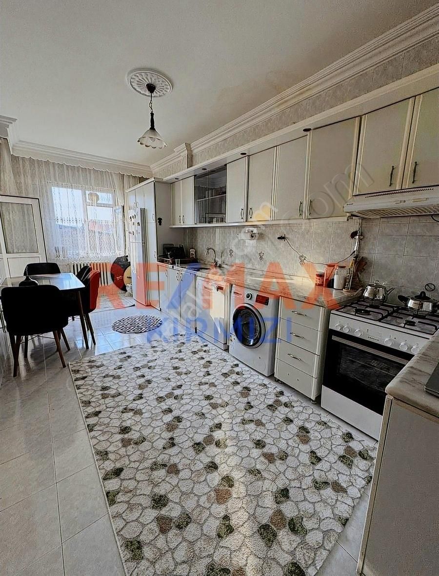 Re/max Kırmızı'dan Erzurum Kongre Cad.'de Satılık 3+1 Daire
