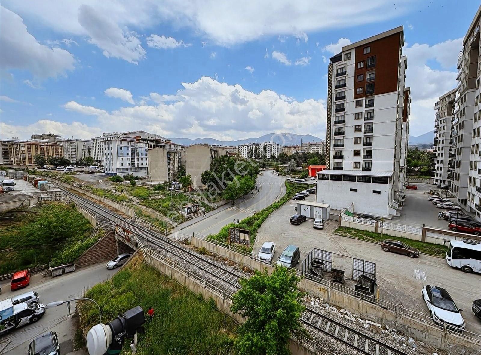 Re/max Kırmızı'dan Şehristanın Yanında Satılık 2+1 Daire