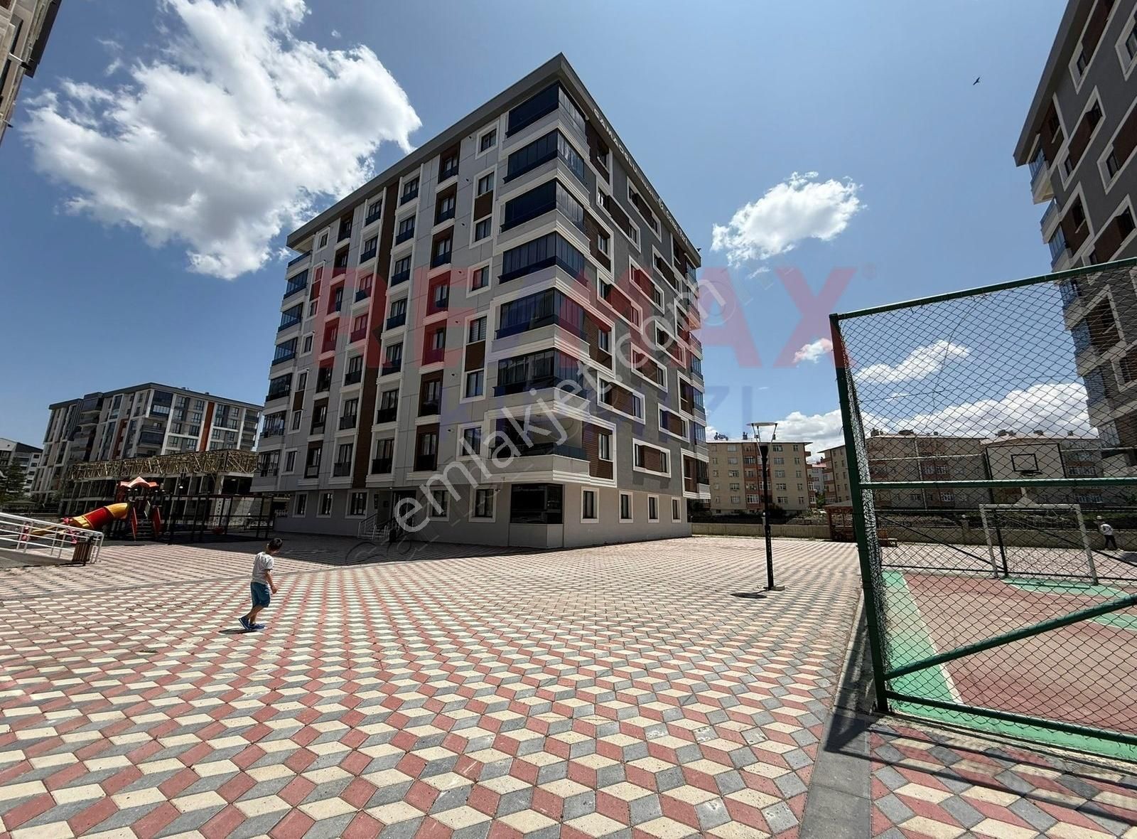Re/max Kırmızı'dan Erzurum Kombina Caddesinde Satılık 3+1 Daire