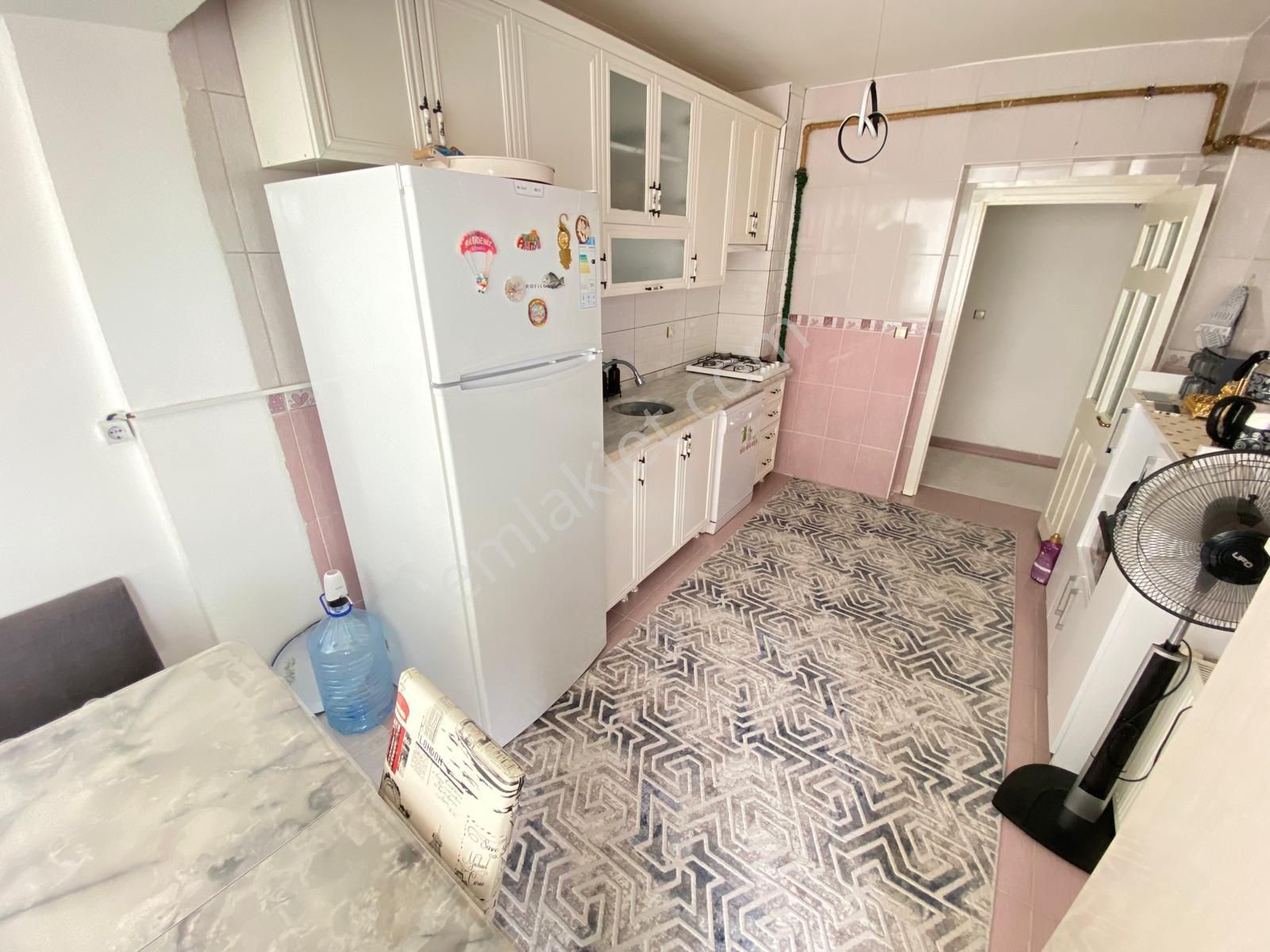 Yılmaz Gayrimenkul'den Ara Kat Geniş M2 Daire Fırsatı