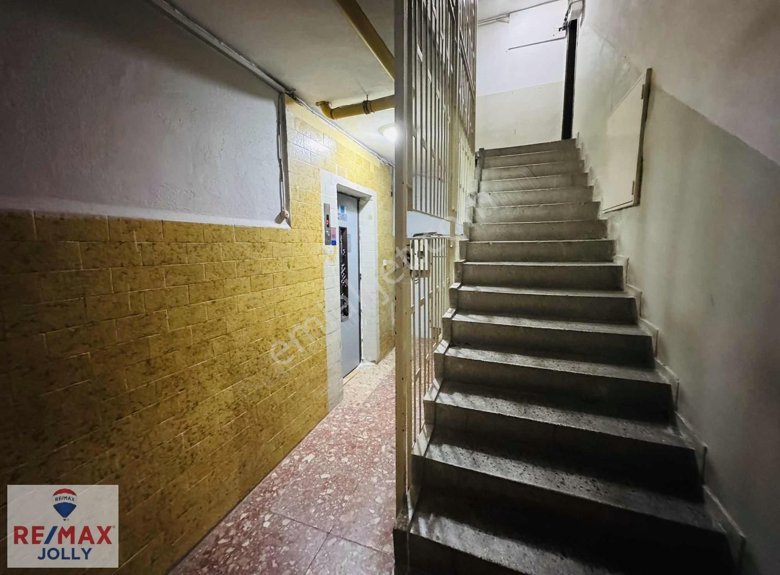 Bornova Merkezde Cadde Üstü Yeşil Alan Manzaralı Satılık 2+1 - Görsel 3