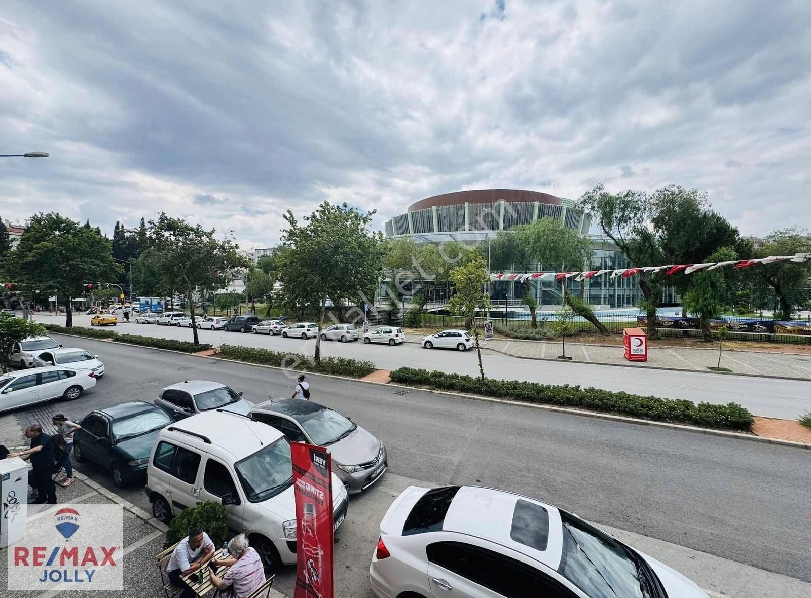 Bornova Merkezde Cadde Üstü Yeşil Alan Manzaralı Satılık 2+1 - Görsel 6