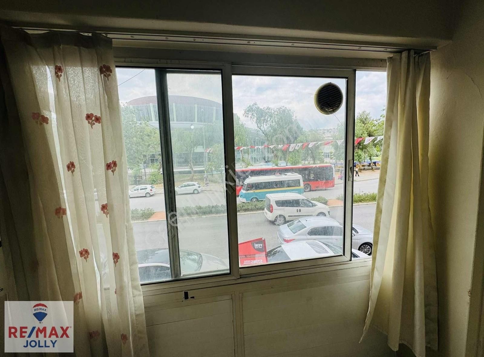 Bornova Merkezde Cadde Üstü Yeşil Alan Manzaralı Satılık 2+1 - Görsel 5