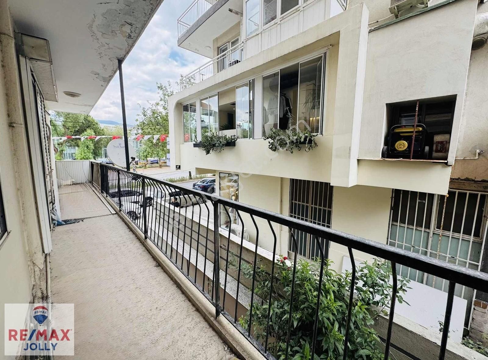 Bornova Merkezde Cadde Üstü Yeşil Alan Manzaralı Satılık 2+1 - Görsel 8