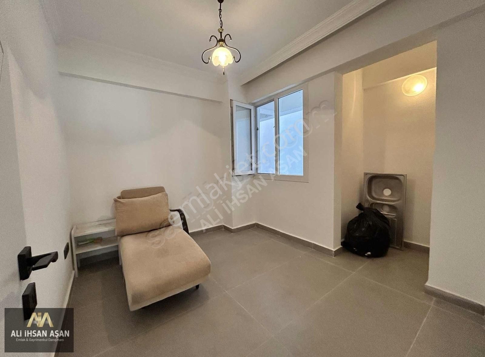 Güllükte Site İçerisinde Ve Çarşı Merkezde Satılık 1+1 Daire