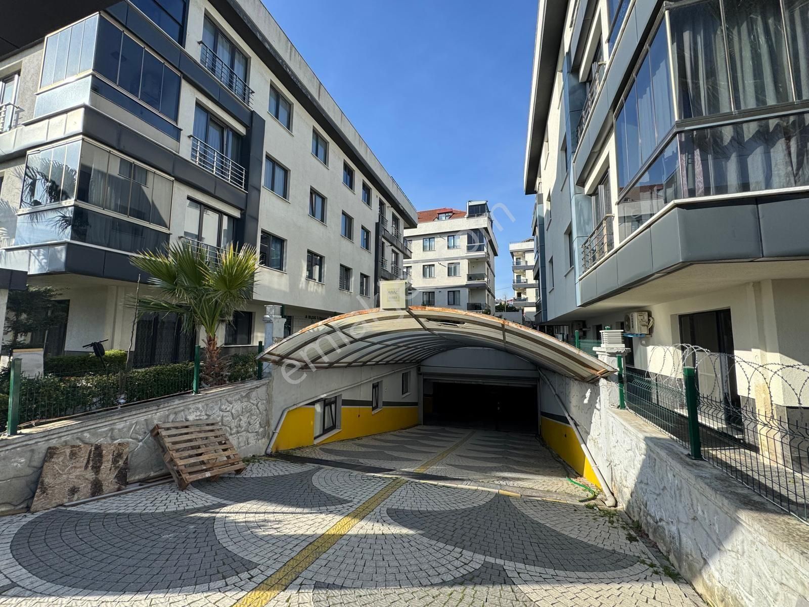 Beylikdüzü Kavaklıda Site İçerisinde Satılık Düz Giriş Bahçe Katı Daire
