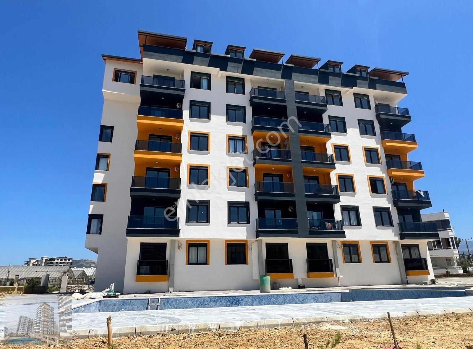 Cumhuriyet Mahallesinde Ful Aktiviteli Sitede 1+1 Satılık Daire
