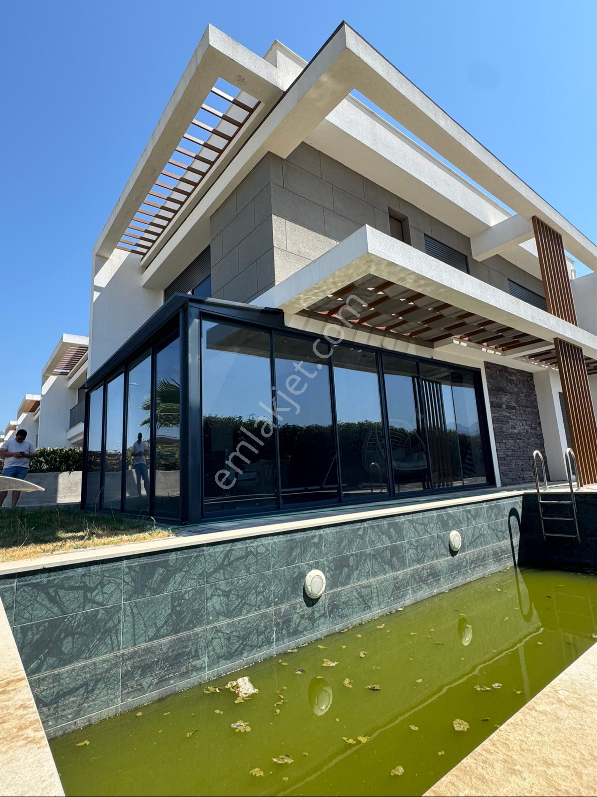 Güzelçamlıda Satılık 4+1 Müstakil Villa