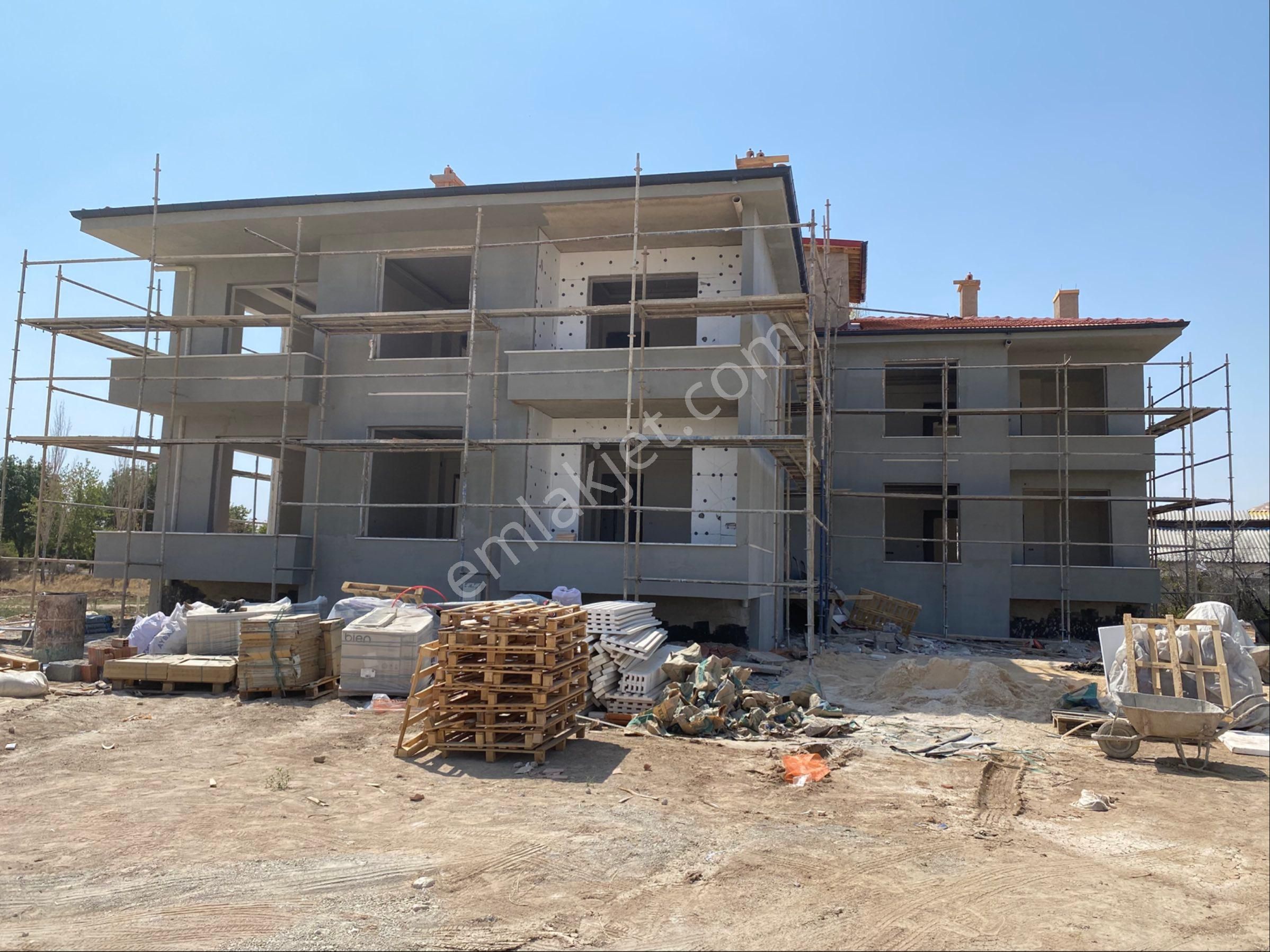 Bahçeşehir Mah. Yaylapınar Kaş Cd. Halı Saha Yanı 2+1 82 Netten. 4 Adet Daire